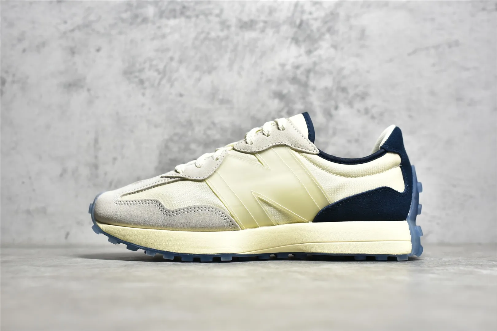 ▪️覓貨權威實拍💯#CBCDB9新貨🚀#市面唯一純原級別出貨 新百倫 NB327 New Balance 327 復古先鋒 市面目前唯一獨立開模 原鞋開發 正確進口翻毛皮料 正確中底布 正確原標 區分市面一切版本 細節見對比 獨家價格優勢供貨 MS327休閒運動慢跑鞋 男女鞋 Size:36/46.5「市面唯一到46.5大碼獨家磨俱」