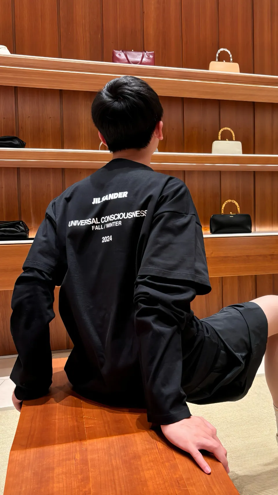 Jil Sander 24Fw 後背字母真兩件長袖 面部採用26s230g精梳棉,底部常用40s180g高密度爽滑棉,全棉材質定織,對版定染顏色,雙面燒毛無塵食毛工藝,做工手感絲滑,上身舒適,整件衣服使用雙層設計,兩件衣服合成一件衣服,成本直接翻倍,印花處採用進口膠漿絲網印,清晰無毛邊,時尚感超強,整體效果視覺簡約高級,注意,不是常規拼接假兩件,而且兩件衣服套在一起,面料用量大,版型裁剪設計讓上身不會太臃腫,簡單基礎的搭配單品,不用費心搭配就可以上身,男女同款,定制輔料三標 Size:46/S 48/M 50/L 52/XL 編碼:YIJ090712