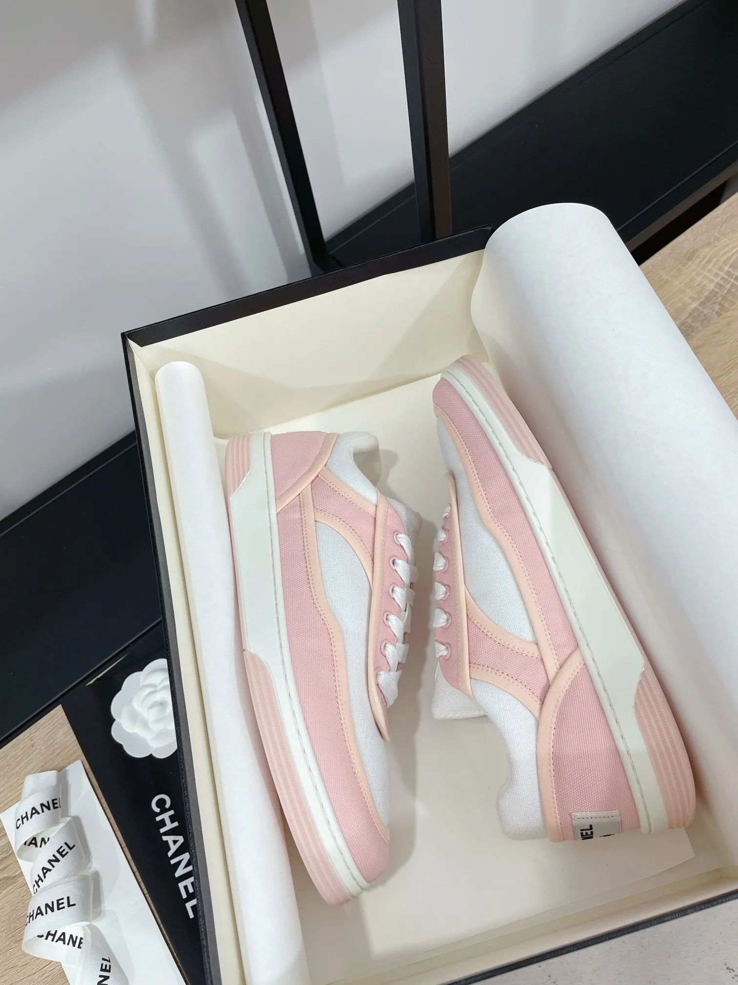 chanel——熊貓鞋運動系列⚠專櫃哪哪都斷貨〰有錢都很難預定到⚠小清新純色風格，真的超超超好看……小紅書，網紅直播，博客店主早已紛紛種草打call❤原版小牛皮面料，純棉毛巾內裡，原版開模雙色TPU大底，套楦工藝，墊腳乳膠全部開模定制……🎁配套包裝  35-40正碼