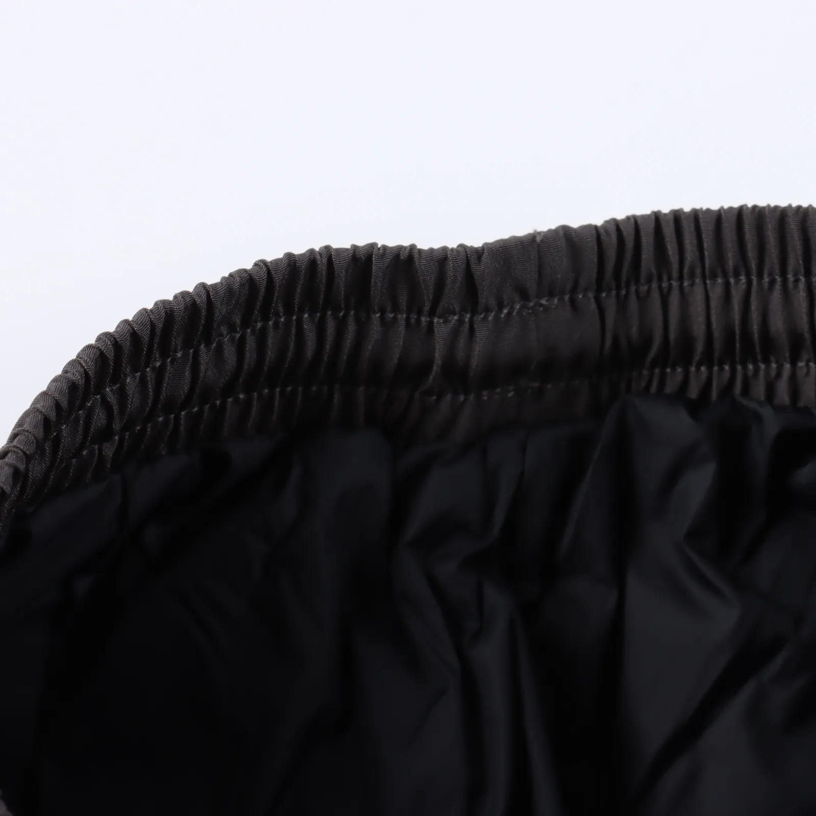 Canada Goose 貓頭鷹加拿大鵝聯名羽絨褲                 此款羽絨褲不分年齡階段都能駕馭穿起來不臃腫做工精細麵料柔軟順滑細膩限量出貨，先到先得 一款性價比超高的羽絨褲 頂級的白鵝絨填充 堪稱防寒神器 簡單的一件打底就足以抵禦嚴寒 更加蓬鬆保暖 最後經過120度高溫水洗工藝漂洗 以達到去味、殺菌 蓬鬆的效果 專注於先進科技和時尚設計 全天候戶外與休閒相結合 羽絨褲大身選用的是公司醉新研發的科技型面料  整條手感大家拿到手感受下質感 你就知道 這樣的東西不僅僅是好看而已 禦寒效果 功能性 實用性上更是讓你愛不釋手 全方位保暖                SIZE:S-XXL                編碼：SKK112762