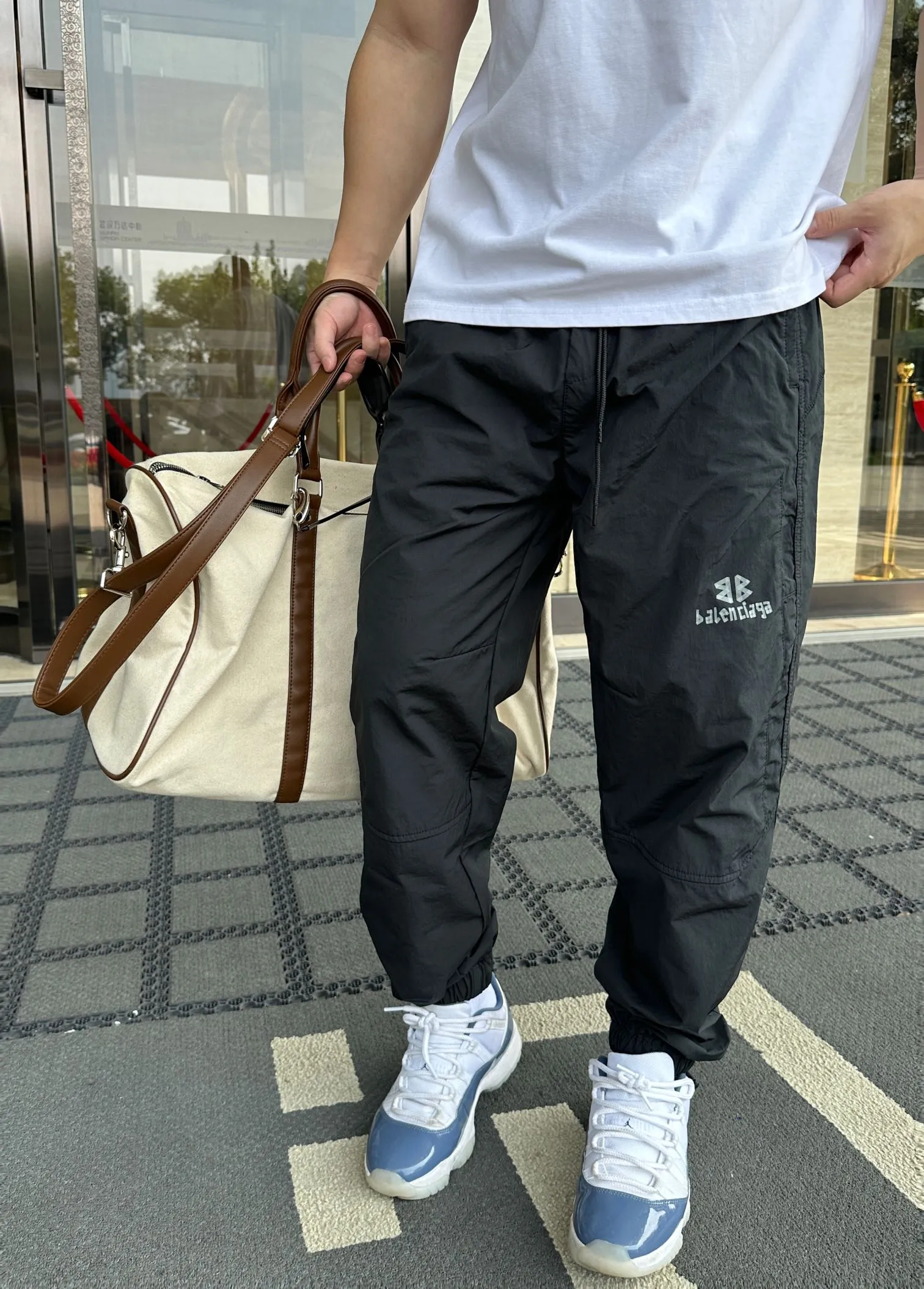 Balenciaga/巴黎世家 膠帶印花梭織工裝長褲                通過傳統運動服的版型加大凸顯BLCG設計語言 ，呈現集功能性與美學為一體的標誌性廓形服飾，小logo百搭。