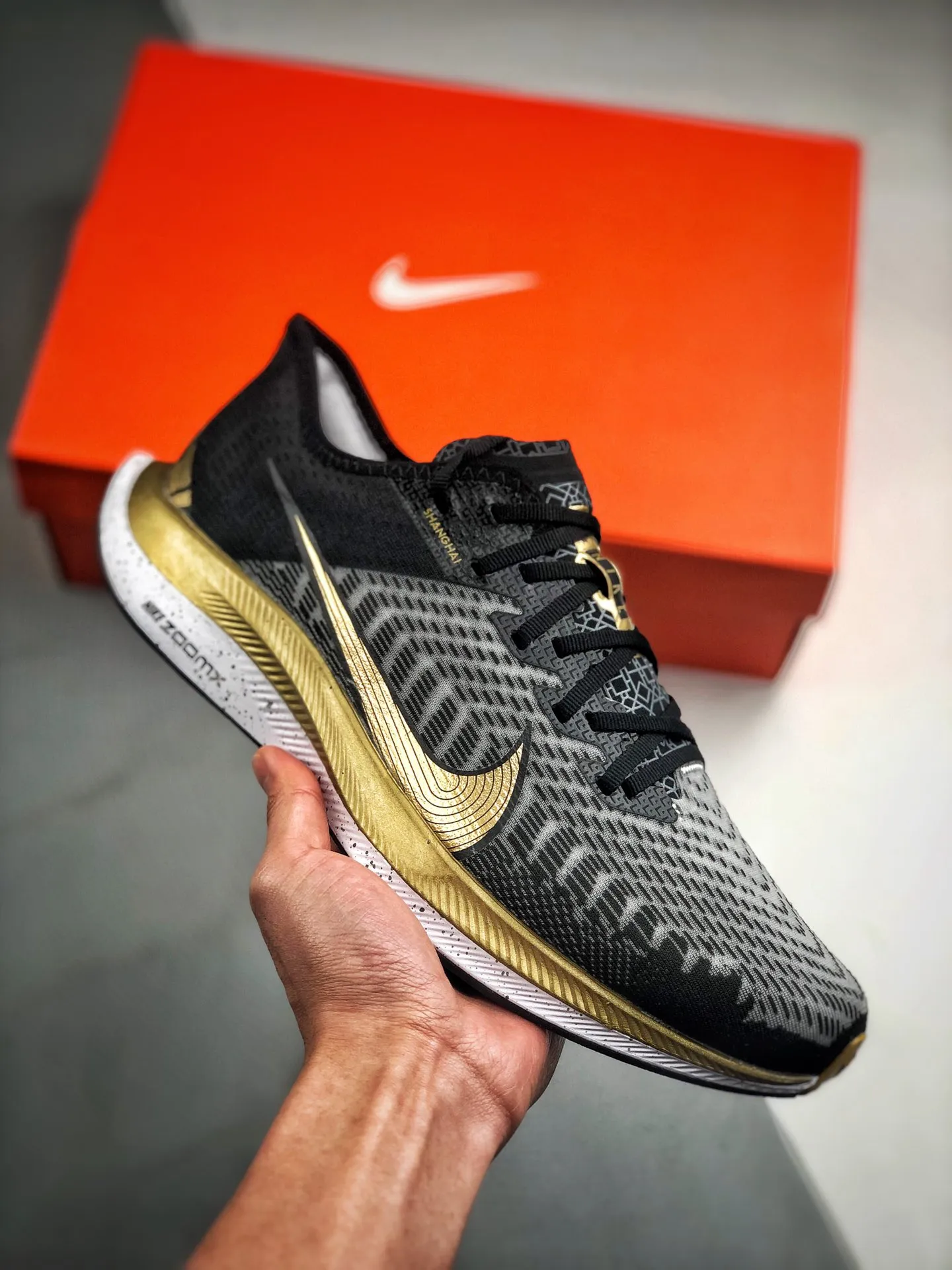 🔑422330Air Zoom Pegasus Turbo2.0飛馬系列 上海限定 獨家首發外貿專供訂單 原廠折返國內銷售 國外專櫃標準數據開發 OEM代工廠標準工藝飛馬系列全新一代擁有 Zoom Air 一如既往的穩定感和流暢感 鞋面採用工程網眼設計 為特定高熱區域營造出色透氣性 進一步增加鞋面的穿孔數量 讓足部能夠快速散熱  中足搭配 Flywire 飛線 在高速運動時營造舒適穩定的貼合感 內置Zoon氣墊加持 動力十足！