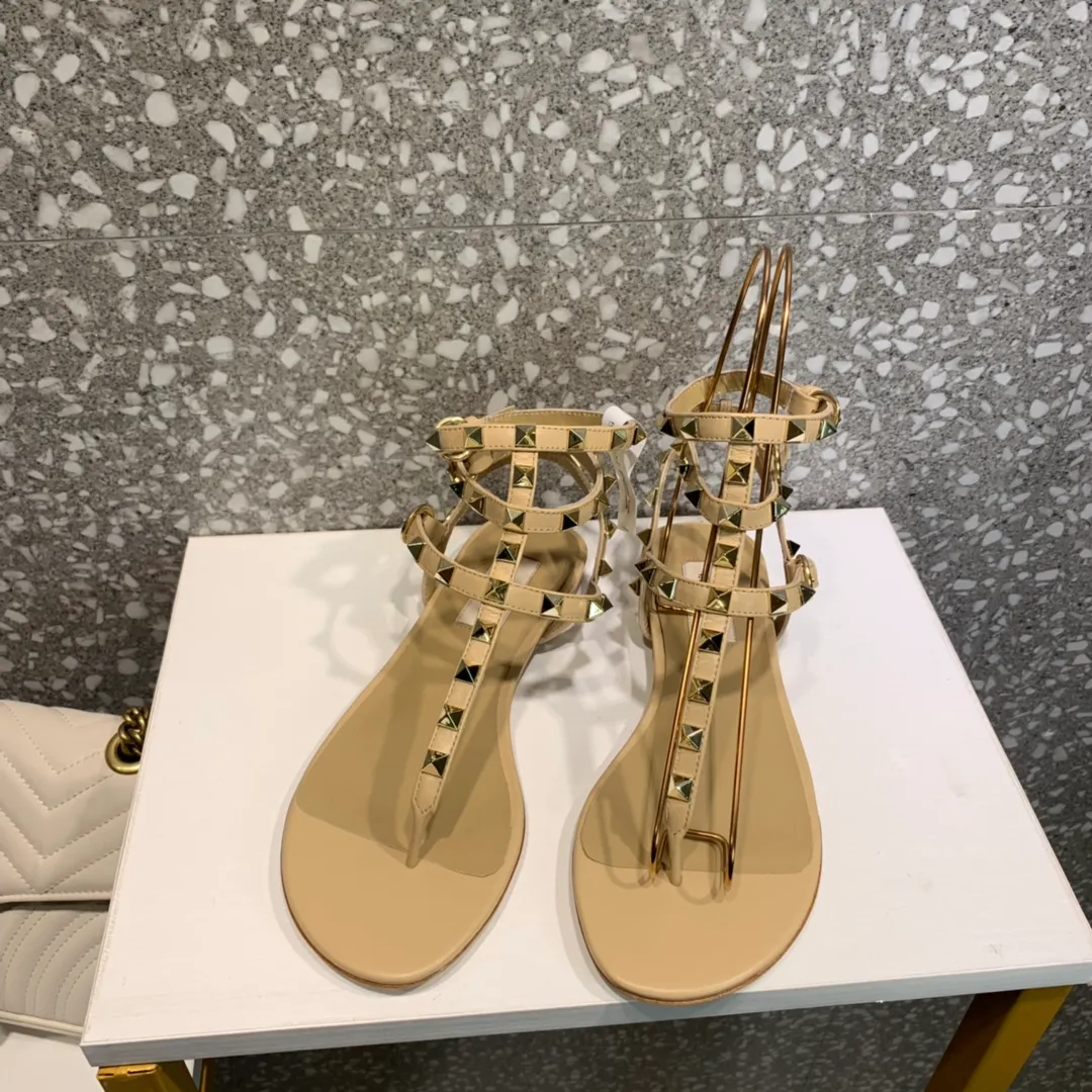 VT 2019ss最新，羅馬夾腳涼鞋，獨家款，上腳超仙超美，每個女孩都會入手一雙，好貨不怕等，下單需2-3天出貨，急單不接哦。 