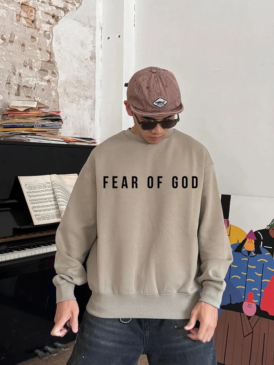 Fear of God FOG 24FW 主線字母圓領衛衣 成衣加絨款採用380g面料,不加絨款採用350g面料,螺紋採用420g雙紗1:1螺紋。