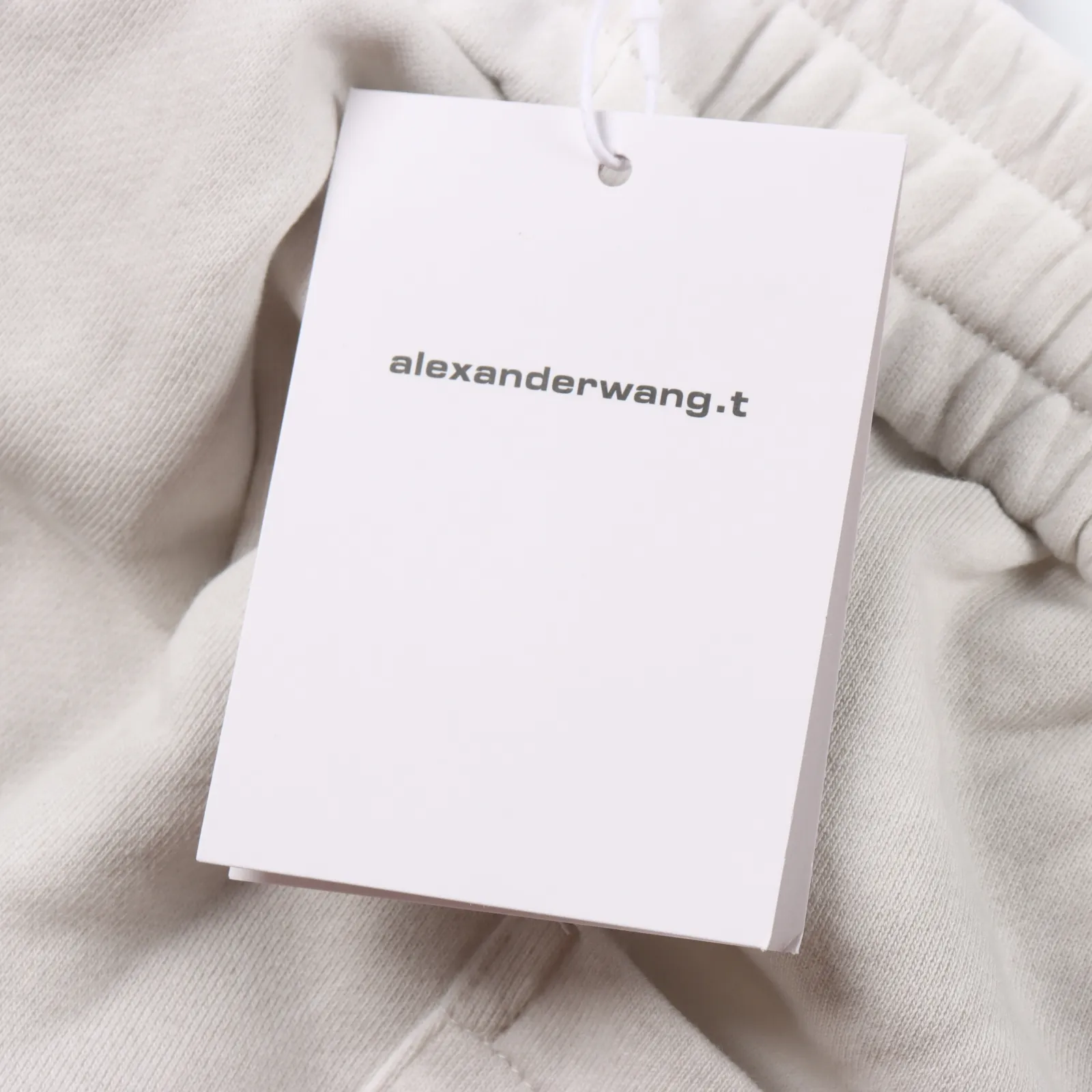 Alexander Wang/大王 水洗做日印花休閒長褲炸街神器 OOTD穿搭神奇 顏色非常正，非常搶眼!客供針織棉布料子 貼皮膚清爽透氣，屬於四季裝的休閒褲 夏天穿著也非常透氣乾爽，貼身著穿不會膩身 裡襯是吸濕排汗的毛圈棉 褲身整體設計非常乾淨，自由不羈，簡約實穿都是他的設計標籤，無論是年輕的還是高貴的，眾多的明星達人都是他的粉絲。 
