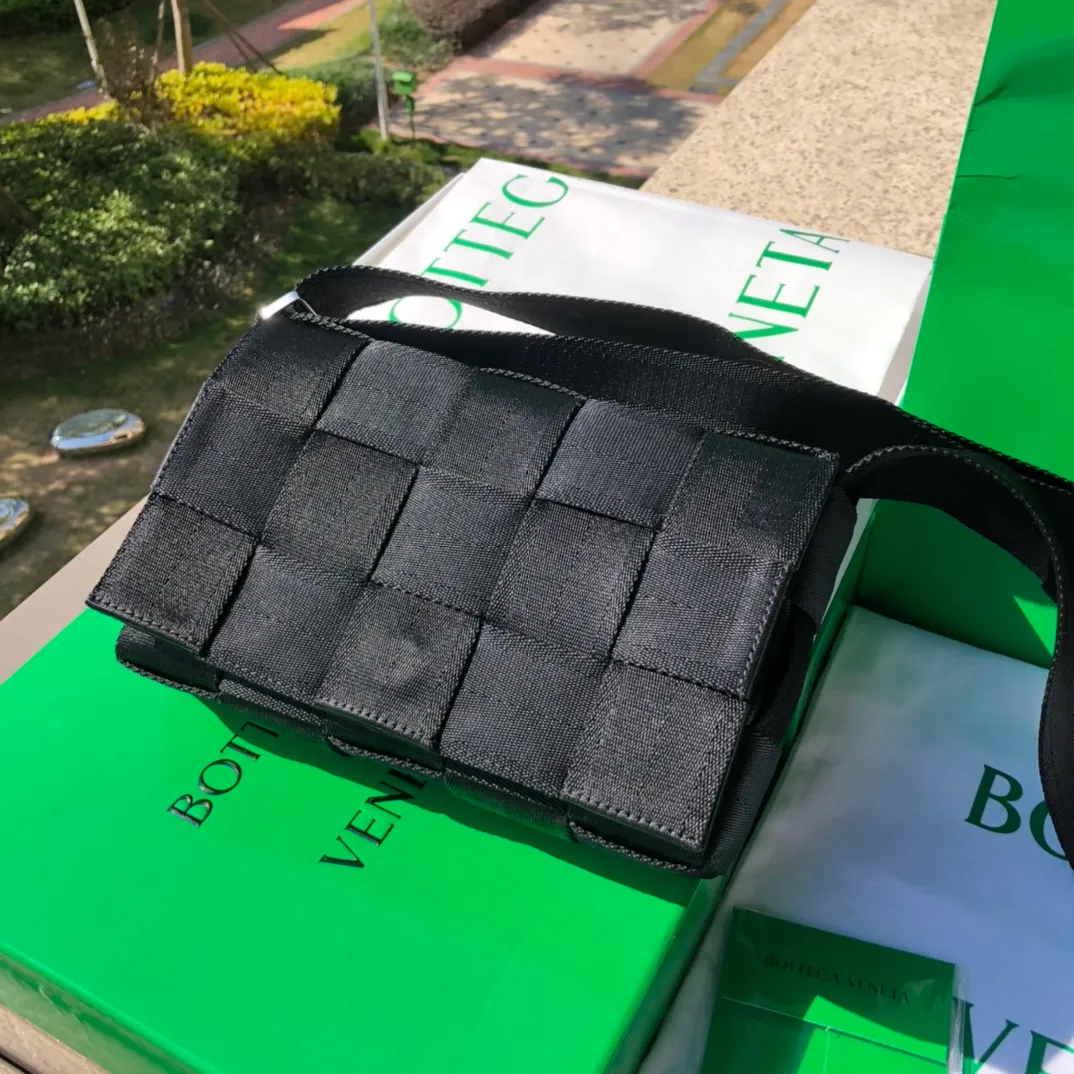 尺寸:25×15×5cm（071050898）BV海外渠道資源特供男士斜挎包❗️2021BV 新款cassette webbing男士標誌斜挎包，設計足夠簡單，經典的編織，最有特色的是此款採用尼龍織布編織面料，新材質打破傳統的用料方面，輕巧之餘容量足夠大，磁扣開合，肩帶可調節，自帶高級感和強大氣場！