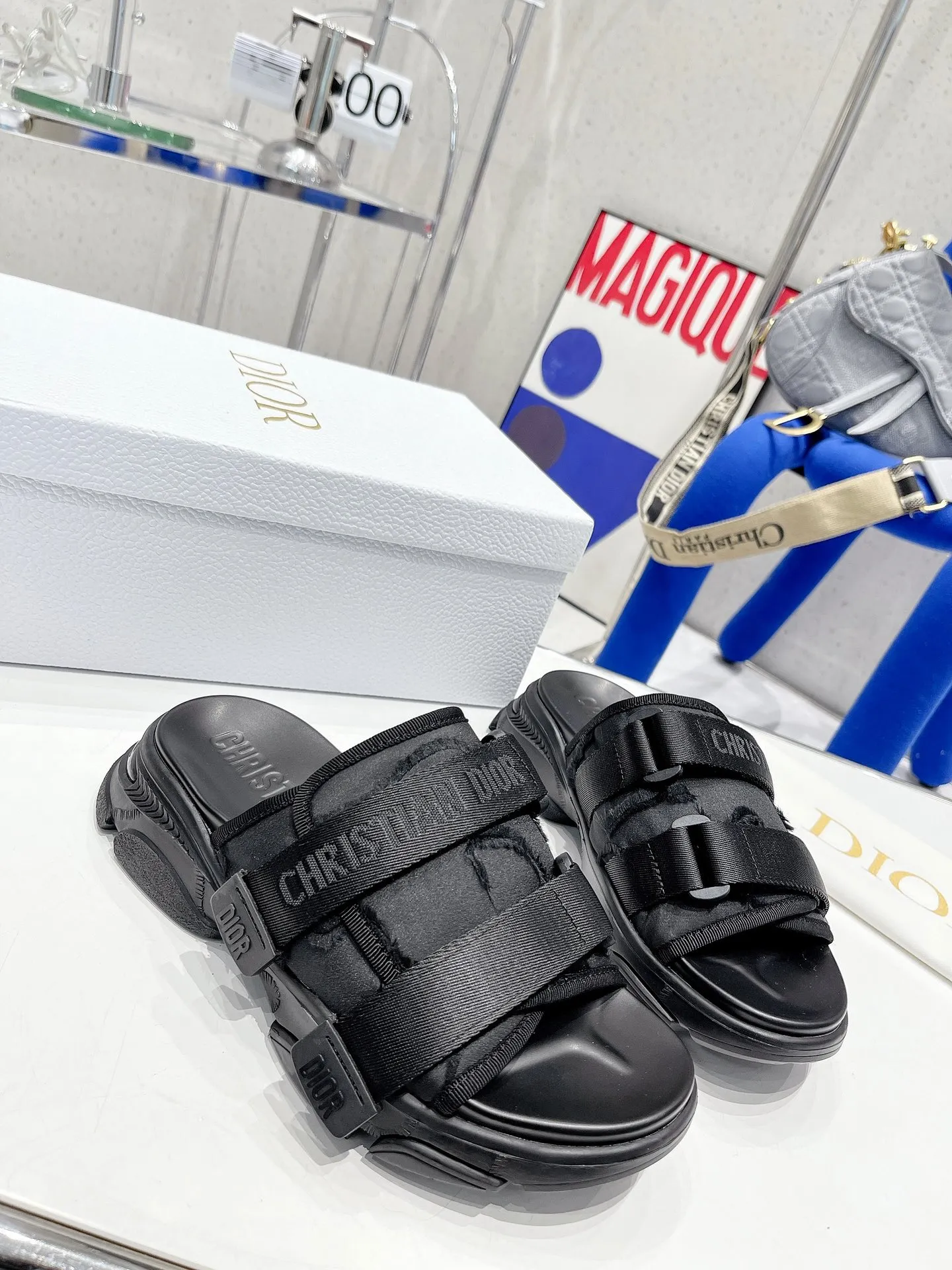 🌟Dior 迪奧2022火爆涼拖鞋系列 全新色系 市面最高版本 原版復刻  一比一材料定制 設計理念涼鞋加運動鞋元素搭配組合 款式非常時髦洋氣百搭增高 鞋面兩條魔術貼可調節鬆緊！