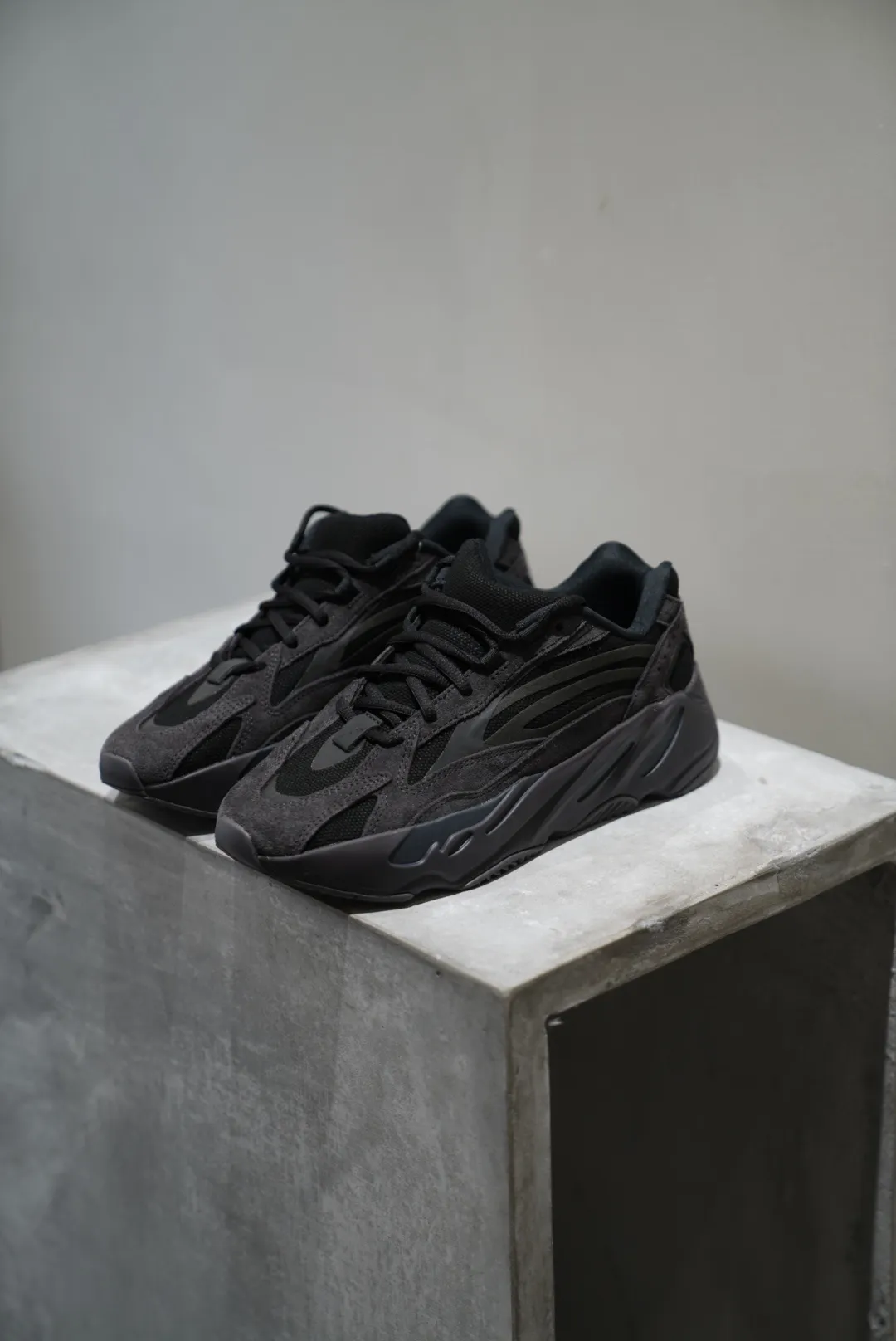 🔥YEEZY Boost 700 V2黑魂🔥 經典延續,作為YEEZY最好穿的系列之一,相較於350,雖沒有那麼強烈的“踩💩”感,但勝在支撐性更好,也同樣兼具輕量化和非常好的腳感,大面積反毛皮鞋面,也更適宜秋冬季穿著❗️⚠️尺碼:36、36.5、37、38、38.5、39、40、40.5、41、42、42.5、43、44、44.5、45 、46