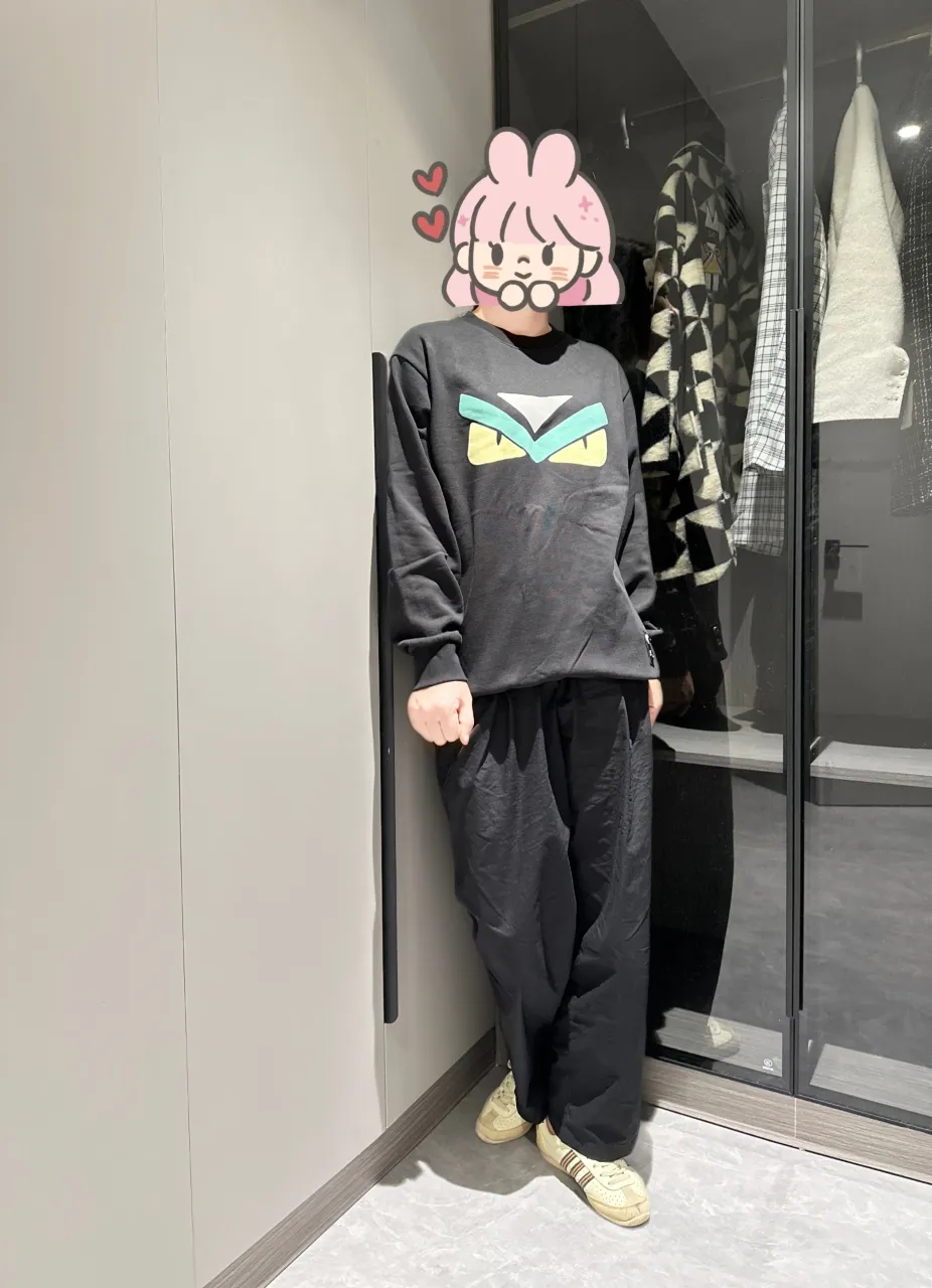 Fendi /芬迪 24Fw 小怪獸眼睛圓領衛衣                420克重純棉面料毛圈底定制32支2*2螺紋 成衣兩遍水洗處理 面料舒適親膚無異感  定制定染面料 紡織密度高 垂感佳 不易變形 厚織感加上緊密紡紗工藝  不會影響衛衣的透氣性 成色的飽和度很高 進口直噴工藝 寬鬆版型遮肉顯瘦不挑人 超級百搭好看的一款衛衣  男女同款 。                