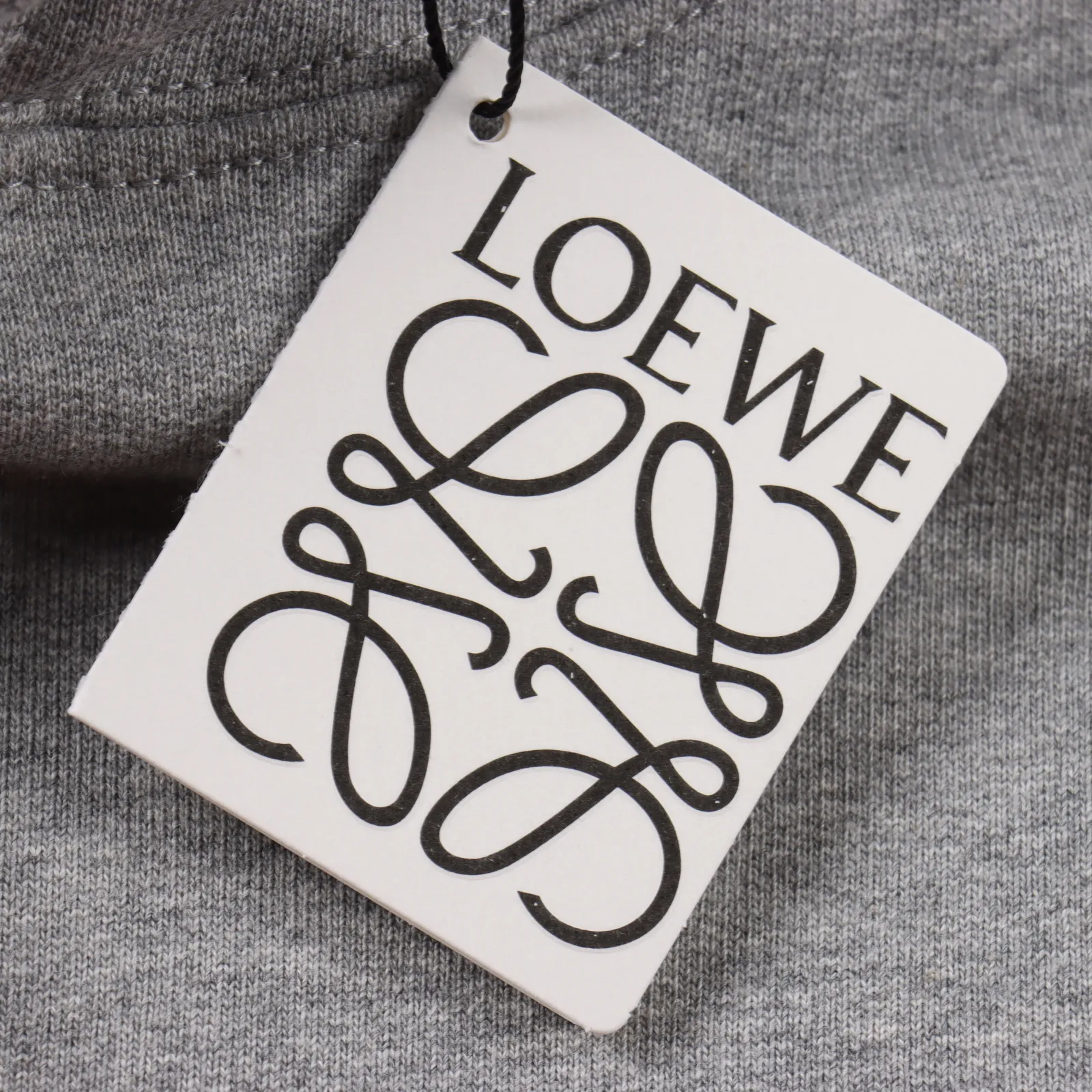 Loewe 羅意威 23FW 蘑菇字母刺繡帽衫 面料採用定制雙股棉 面料柔軟手感舒適 前幅印花使用進口大機台直噴印花 使其產生漸變效果 在使用進口刺繡機人工對位刺繡 使字母完美連接 。