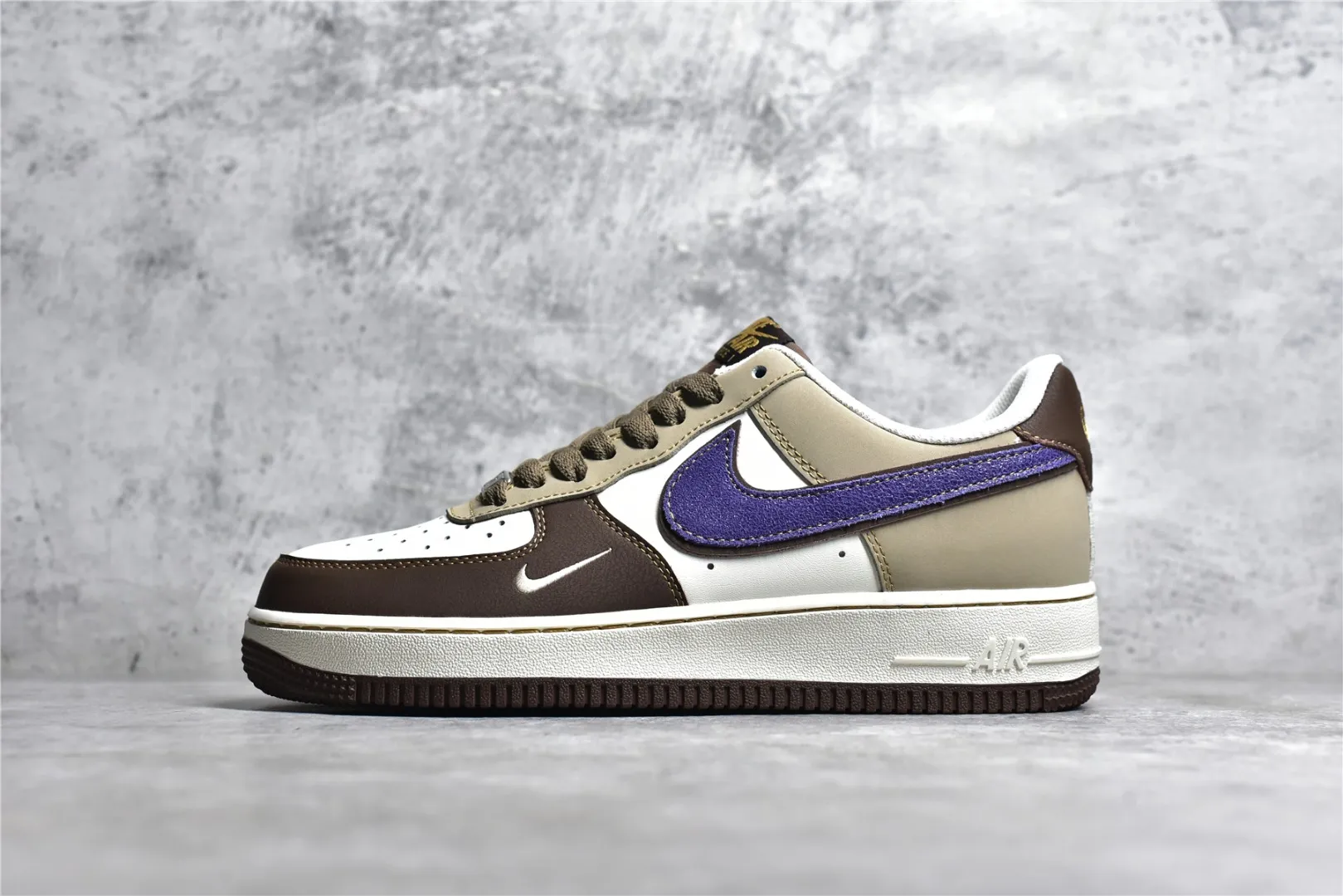 ▪️覓貨權威實拍💯#SJ34420新貨🚀#公司級別 Nk Air Force 1'07 Low “Chestnut purple” “棕栗紫”空軍一號低幫休閒板鞋  貨號：LJ8822-111  鞋身採用深棕、栗色、純白為主體 logo為紫色雙勾 鞋頭前側mini小勾加持點綴 鞋款發佈於2022年冬季 松鼠收藏板栗的季節 尺碼：36 36.5 37.5 38 38.5 39 40 40.5 41 42 42.5 43 44 44.5 45