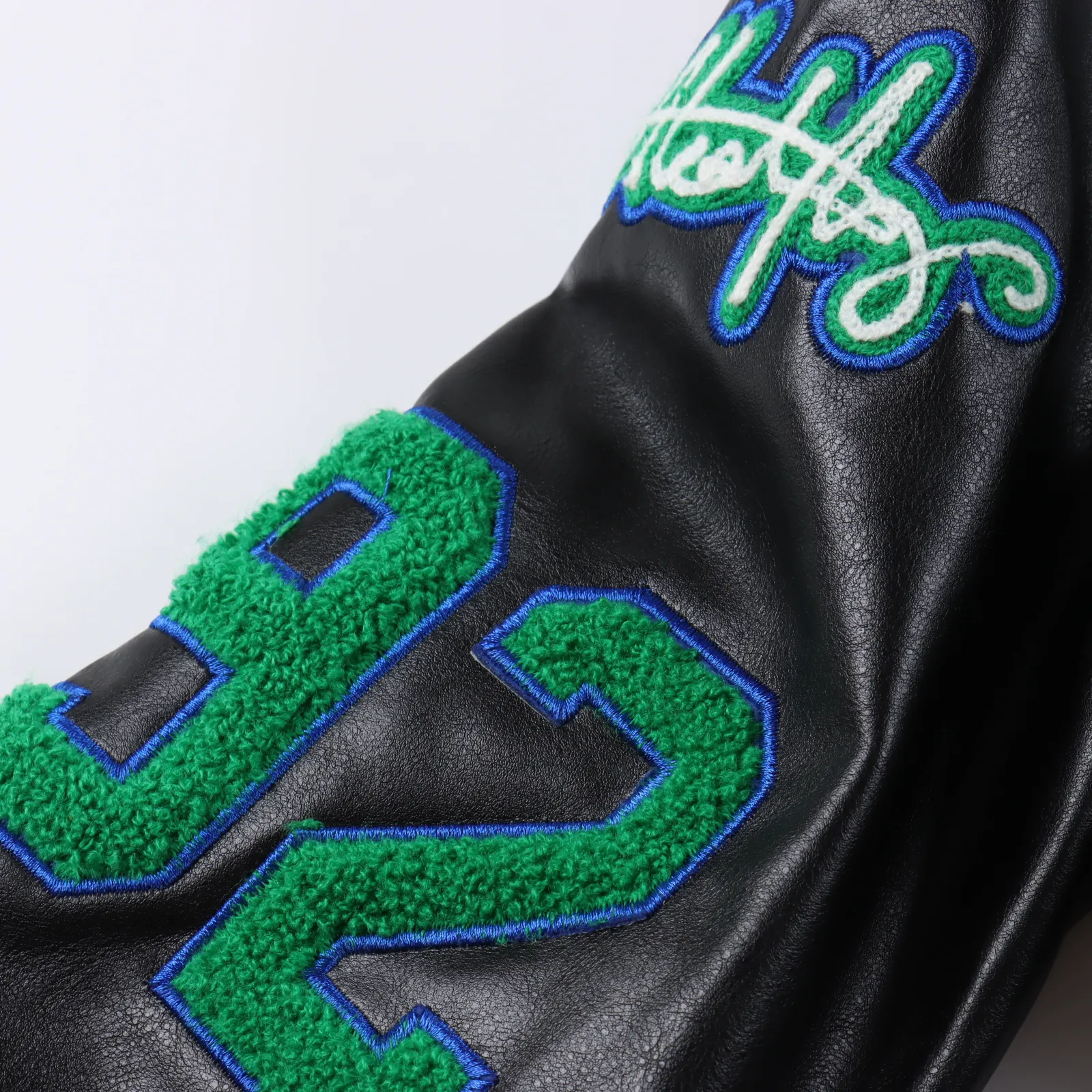 Air Jordan 21Fw 聯名款毛巾繡徽標棒球夾克外套                高端進口毛巾繡刺繡貼花 配合立體剪裁 版型硬挺  原版定制黑色啞光鈕扣 帶有飛人喬丹Logo  高檔進口刺繡植絨 檔次滿滿 皮與袖子均採用進口仿真pu皮料 官網發售的限量款原版2000購入開發 皮革衣袖結合羊毛混紡衣身 ，手感親膚細膩                 Size ：M-XXL                編碼；DIK102823