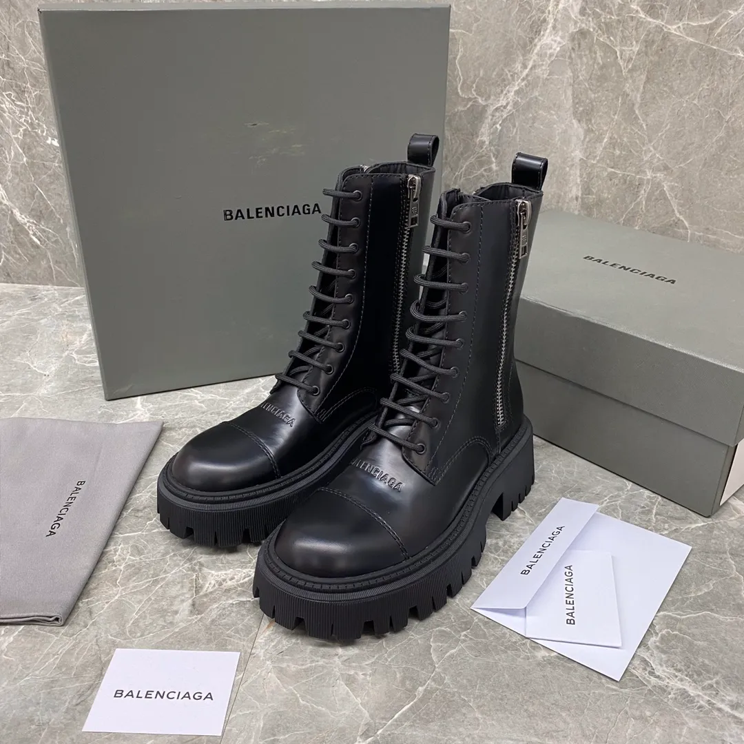BALENC CIAGA 巴黎世家馬丁靴 新品 大頭Logo暗黑系列 頂級高品質發售 歡迎👏對比🆚 高低幫兩個版本  秋冬T台走秀 各大時尚網紅博主同款  意大利🇮🇹亞光開邊珠牛皮 上腳舒適，個性帥氣百搭。