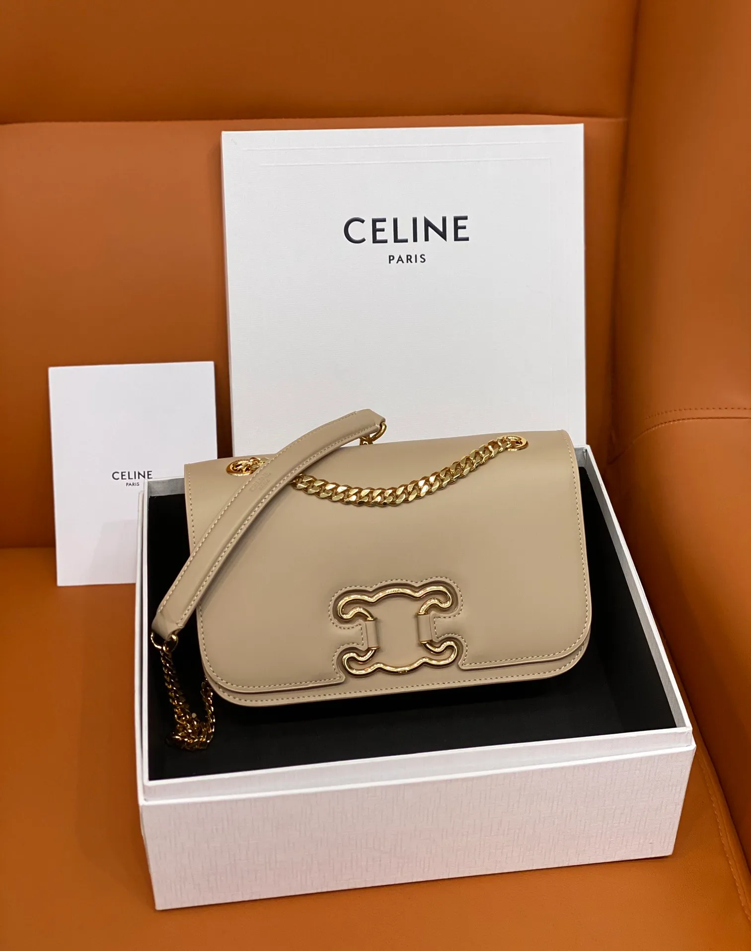 CELIN* 新品腋下包199813_杏色採用進口牛皮革➕羊皮內襯鏤空凱旋門五金➕活動鏈條⛓️多樣式使用：可肩帶可當腋下包。