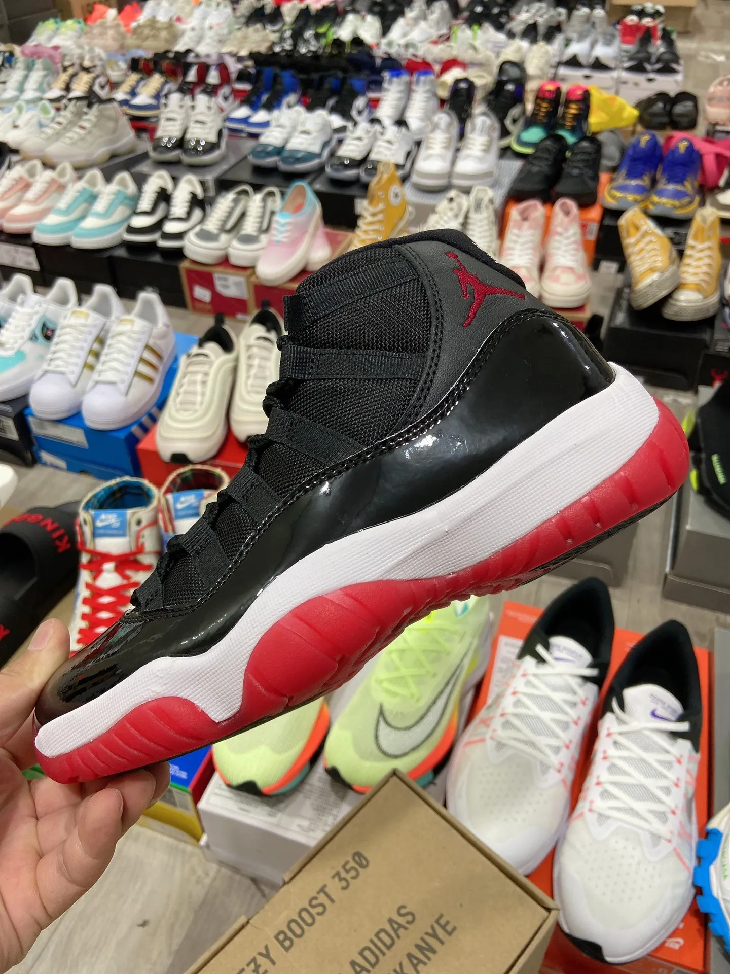 高版本真碳喬丹 Air Jordan AJ11 Low “Rose Gold”黑白低幫實戰籃球鞋 經典的黑白主題不用多說,公牛隊的象徵深入人心,鞋身將以大漆皮的設計呈現,與前幾年發售的所有 Air Jordan 11 採用相同的規格。