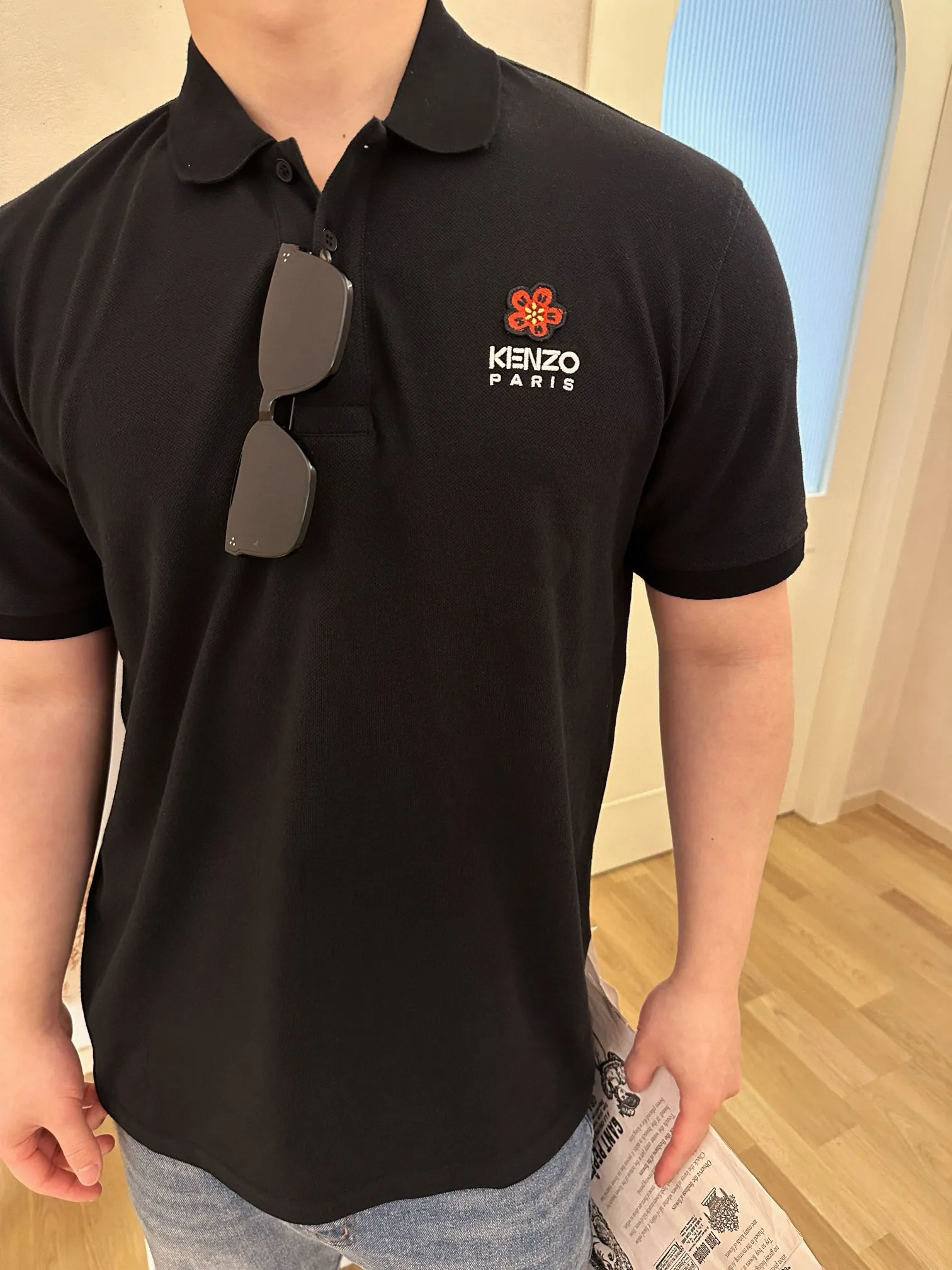 KENZO/高田賢三 海棠花胸口刺繡短袖POLO衫 選用棉質珠地網眼布打造,定製材質260g長絨棉,衣領為雙系統提花定織扁機製成,有彈性,不變形,衣服全部原生布捆邊,前胸雙層面筒,無明線,無散口,袖口,前胸筒底,肩縫包骨,定制輔料三標!