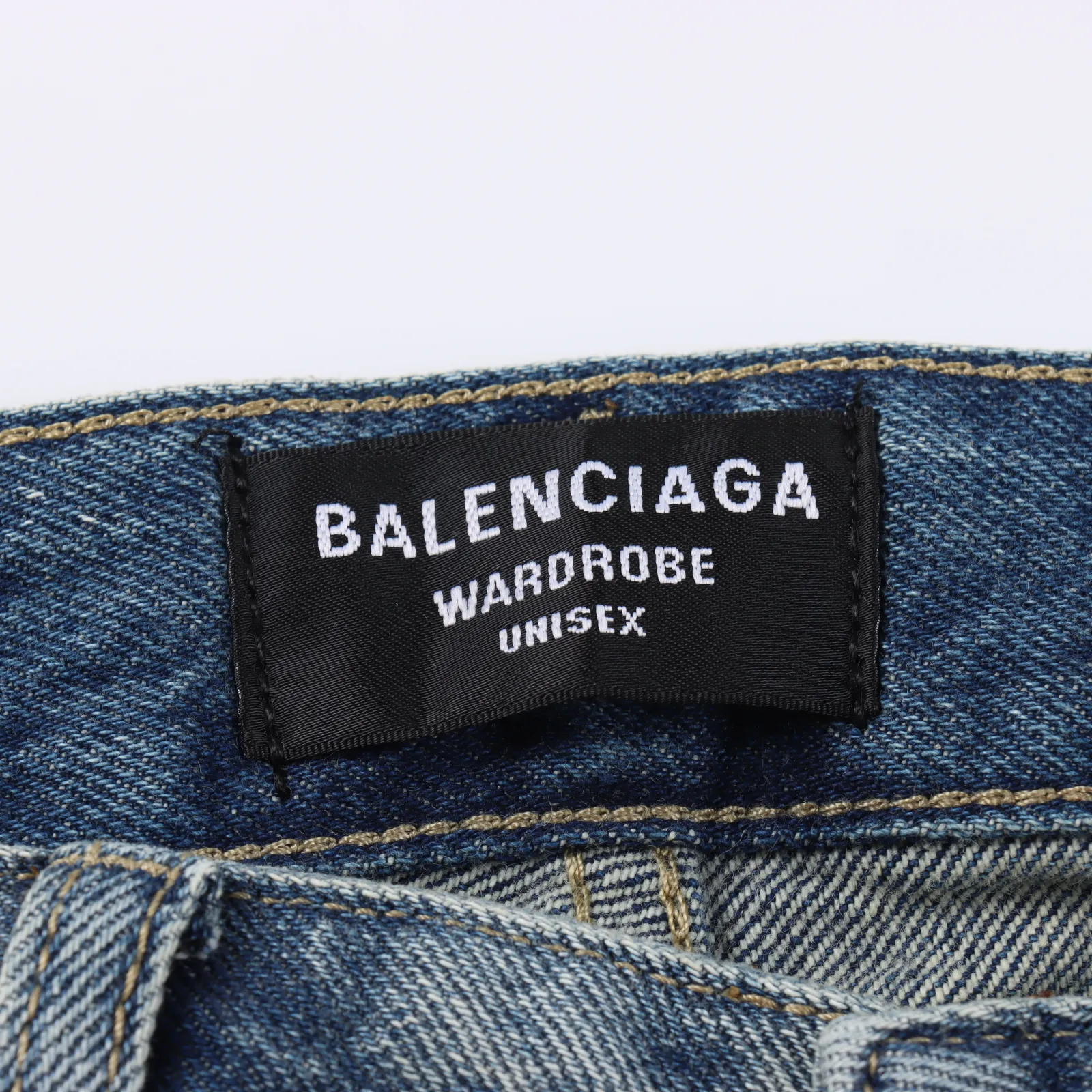 Balenciaga X Adidas 聯名款 條紋邊水洗牛仔長褲_CM_1Balenciaga X Adidas 聯名款 條紋邊水洗牛仔長褲                原版購入，布料成分棉100%，功能透氣，腰型中腰，褲門襟拉鍊，版型寬鬆，厚度適中，百搭直筒款。