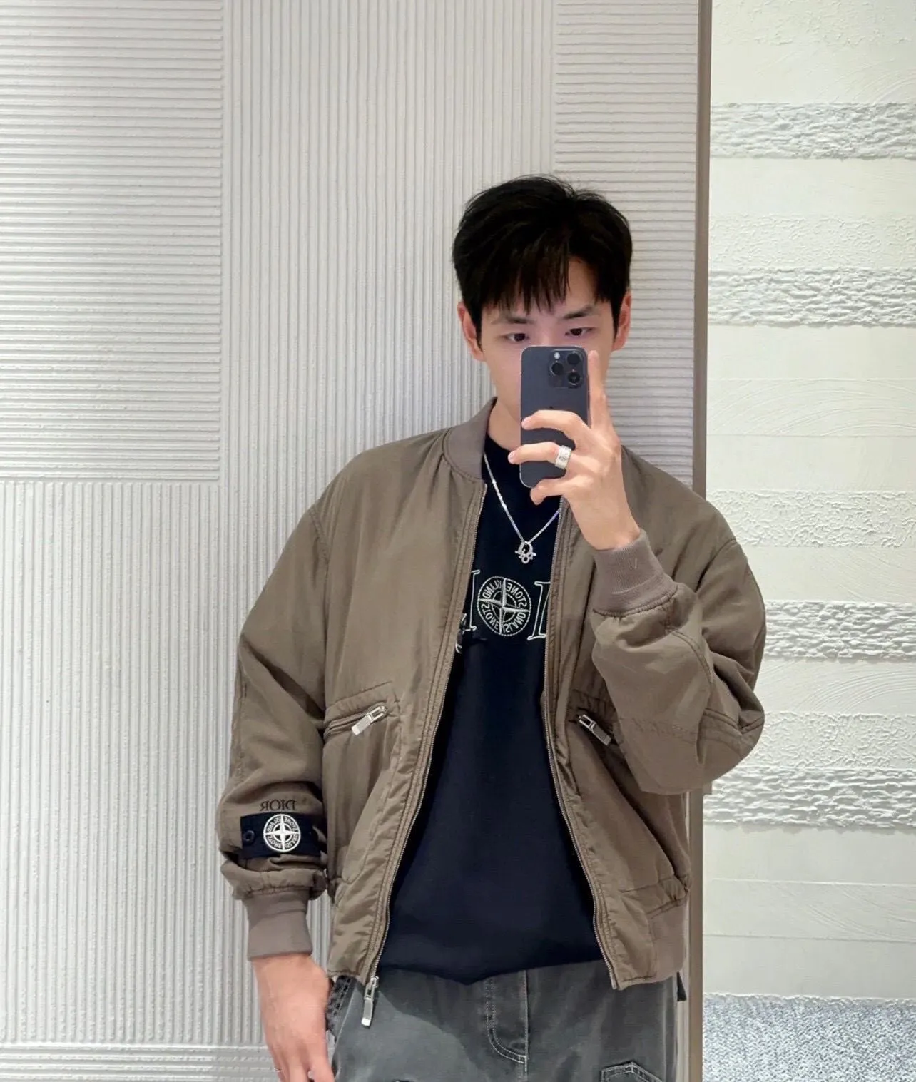 DIOR/迪奧CD X STONE ISLAND/石頭島 聯名款飛行員棉服夾克外套 原版杭州國專37000購入,定紡染紗採用桑蠶絲混紡材質(里布面布同布同色),定製袋布,壹布503# 色,定制40克噴膠棉雙面防絨正方形格子,刺繡採用進口TAJIMA機台加工(後袖大繡花填棉),定制羊毛螺紋(領子+下擺+袖口),定制5# 金屬上下拉啞叻瑞士(門襟拉鍊+口袋拉鍊)帶logo,定制白金刻字金屬氣眼,定制裡袋四合扣,定制面料知識標8×14cm,定制0.3cm棉繩前中門襟+袋唇,大廠出品非常考驗做工,做工細節對比專櫃 Size:48-52 編碼:FNC100854