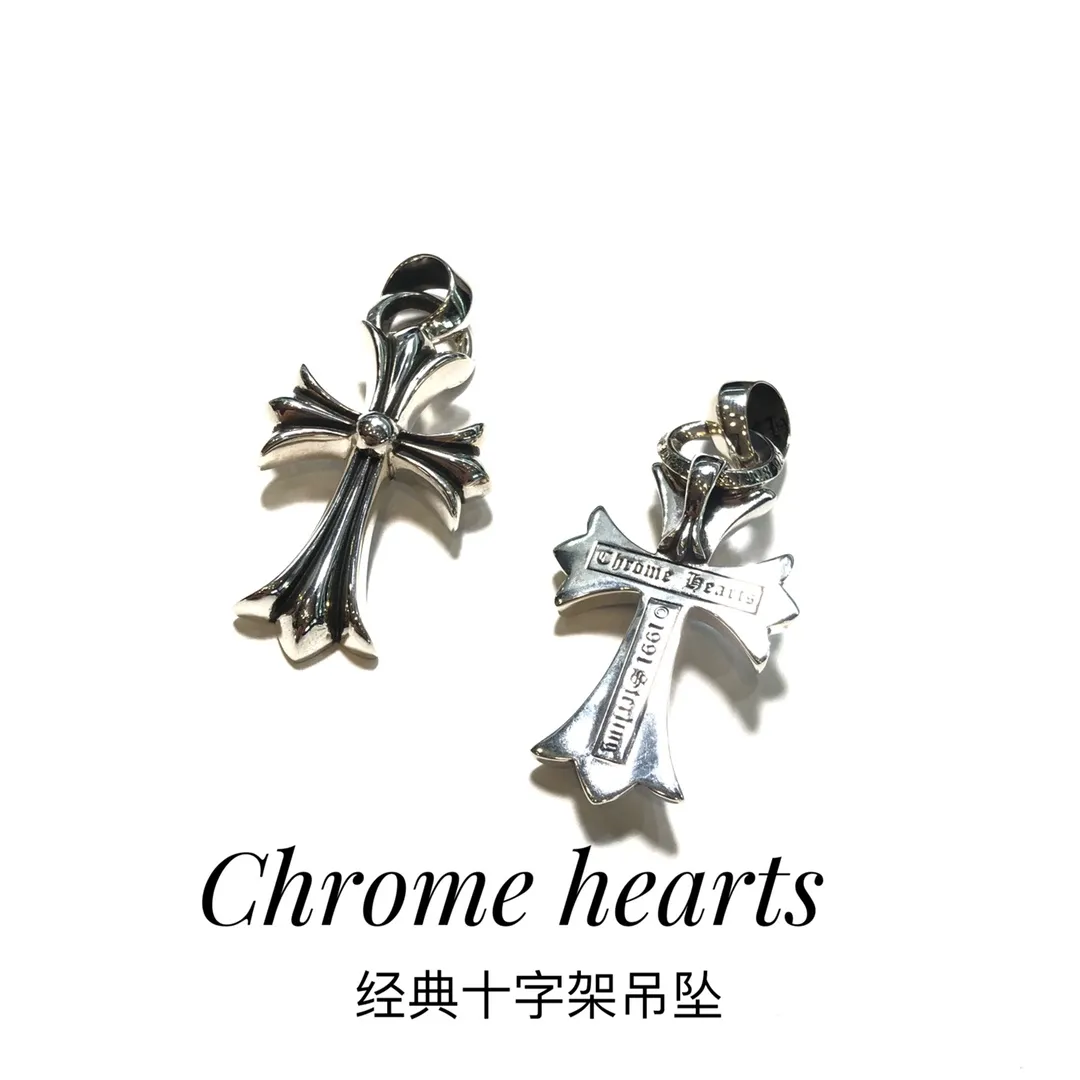 𝐜𝐡𝐫𝐨𝐦𝐞 𝐡𝐞𝐚𝐫𝐭𝐬 克羅心經典十字架 正品起版一比一版本 細節參考以下實拍圖網紅最愛款 各種不同的服裝都可以搭配單吊墜編號：500560 搭配圓珠鍊編號：200860搭配CH鏈編號：201360