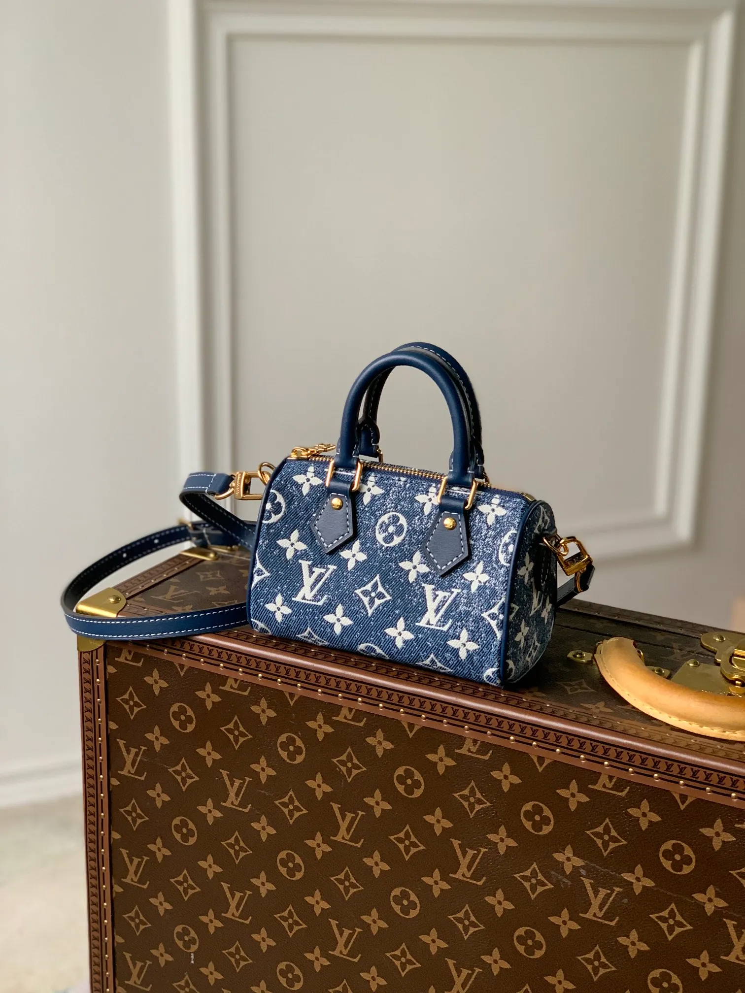 原單M81168藍色牛仔 Nano Speedy 手袋是路易威登經典 Speedy 手袋的玲瓏演繹，此次取材 Monogram 提花丹寧布，以提花針織工藝呈現 Monogram 圖案和砂洗效果。