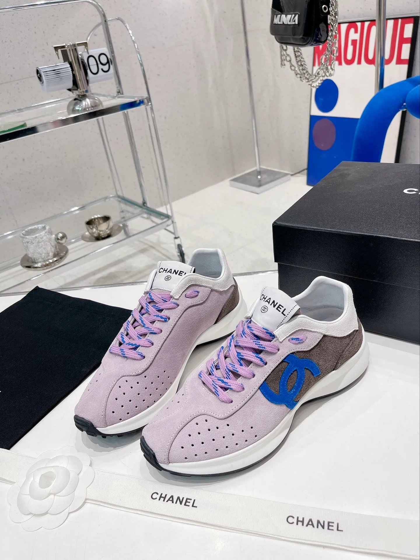 👟 chanel 香奈兒2022春夏新款運動鞋 無敵漂亮又好穿的小香熊貓鞋，非常輕便，內裡也是超級軟，超級舒服，無敵好穿 ，鞋面透氣孔設計，清新的冰淇淋配色特別適合春夏鞋面：進口環保彩色羊絨內裡：超級透氣綿羊皮碼數：35-40