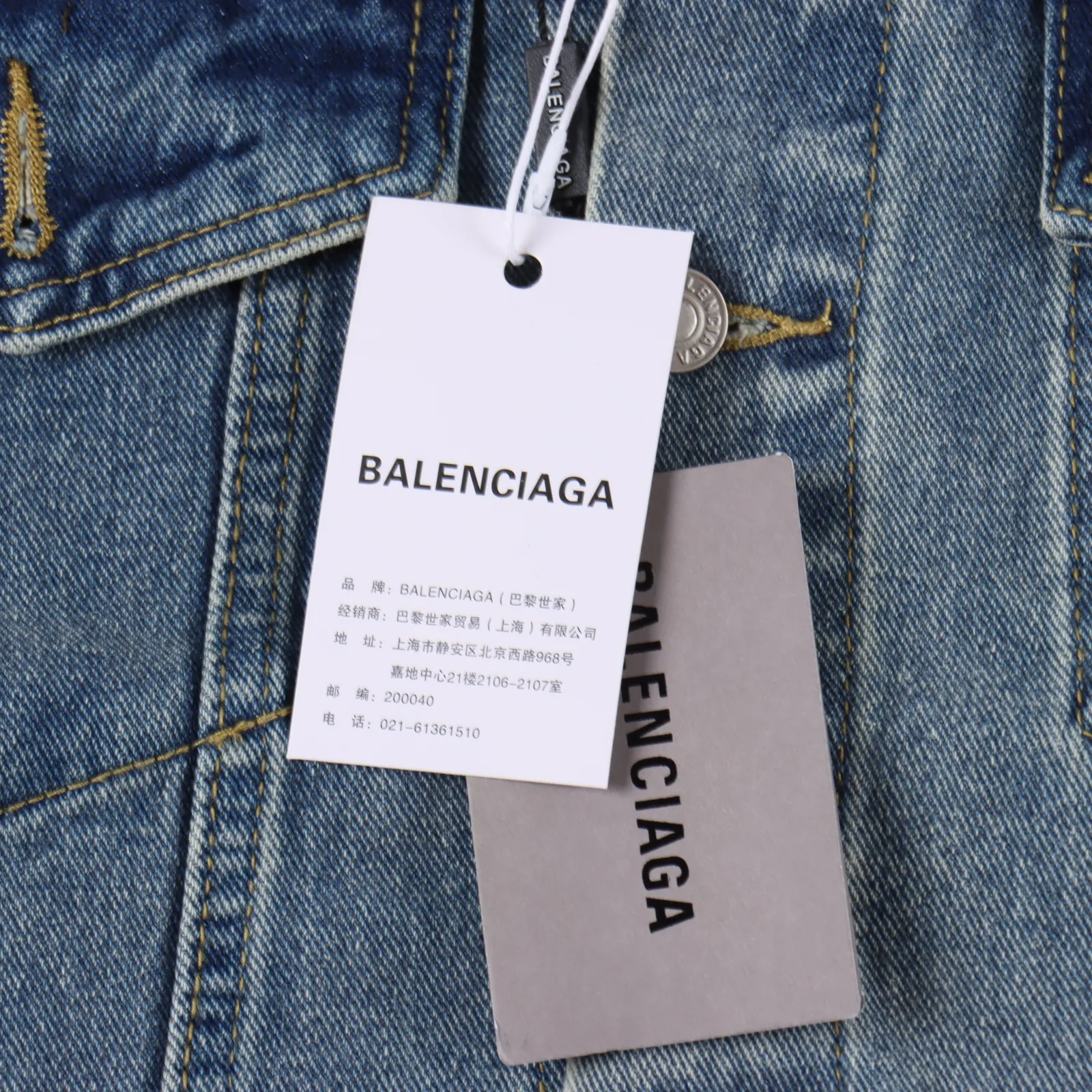 Balenciaga X Adidas 聯名款條紋邊水洗牛仔外套_CM_3Balenciaga X Adidas 聯名款條紋邊水洗牛仔外套                精工水洗的牛仔麵料，還降低了牛仔的硬度，上身更加舒適親膚，有夾克的外形脛骨，也有運動衣的舒適體感                做舊的水洗藍，淡淡的複古感，顏色很乾淨，很有腔調，顏色也是很高級的那種，高品質的就是不一樣，後背經典字母印花裝飾，簡約而不簡單，藍白的撞色，更加了視覺衝擊感寬鬆的os版型，上身寬鬆，不挑身材的同時完全不會鬆垮，很好的修飾腿型，上身腔調十足無需多考慮，閉眼收就OK啦!                size：S-XL                編碼：AKA101403