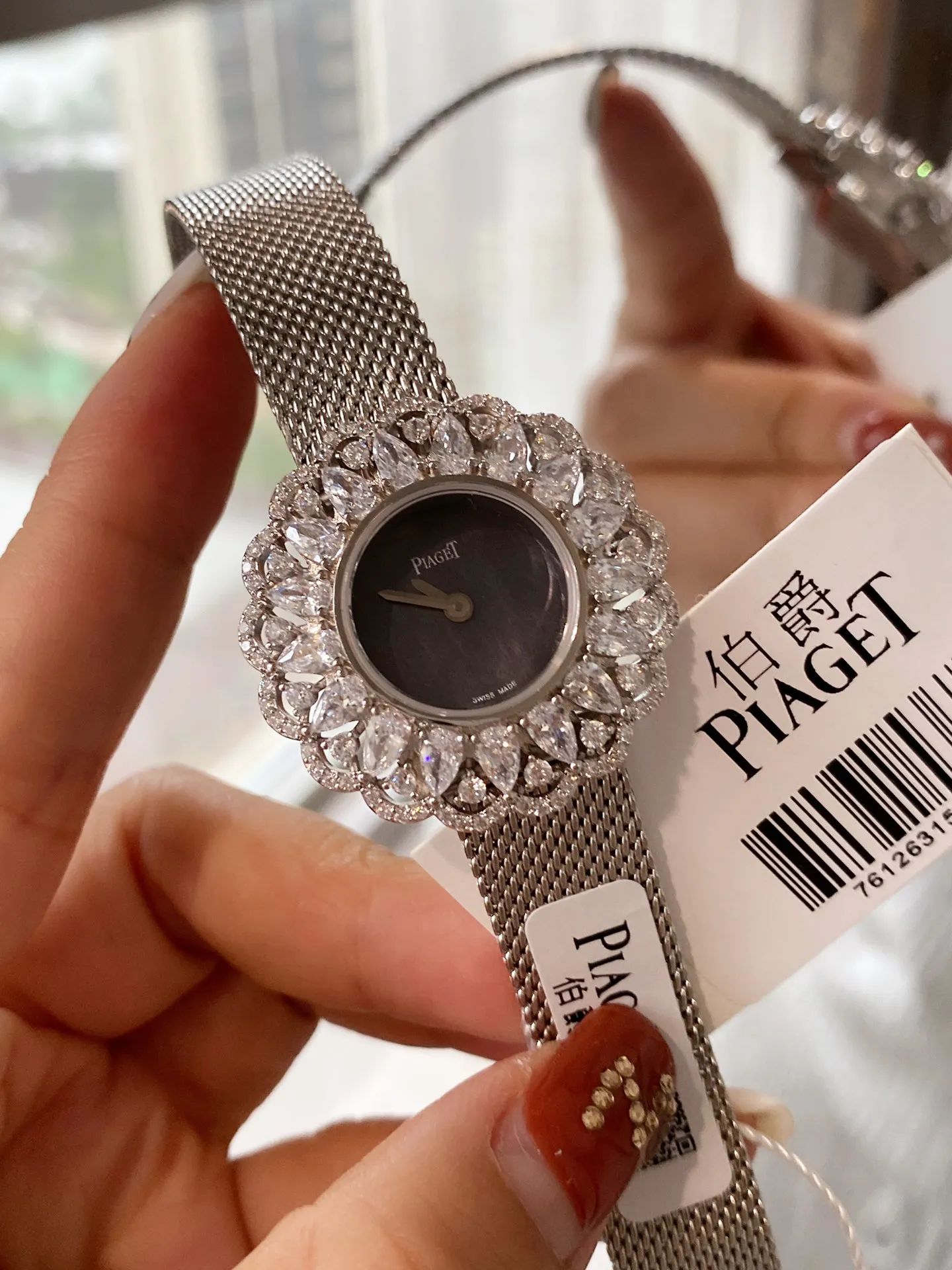 「麥芽糖MJ」PIAGET伯 •爵 Limelight非凡珍品腕錶系列  電鍍白金，手錶錶殼由花瓣造型上鑲嵌112顆特製切割方形鑽石於表圈 彰顯奢華 藍寶石水晶鏡面  搭配綢緞絲絹皮。