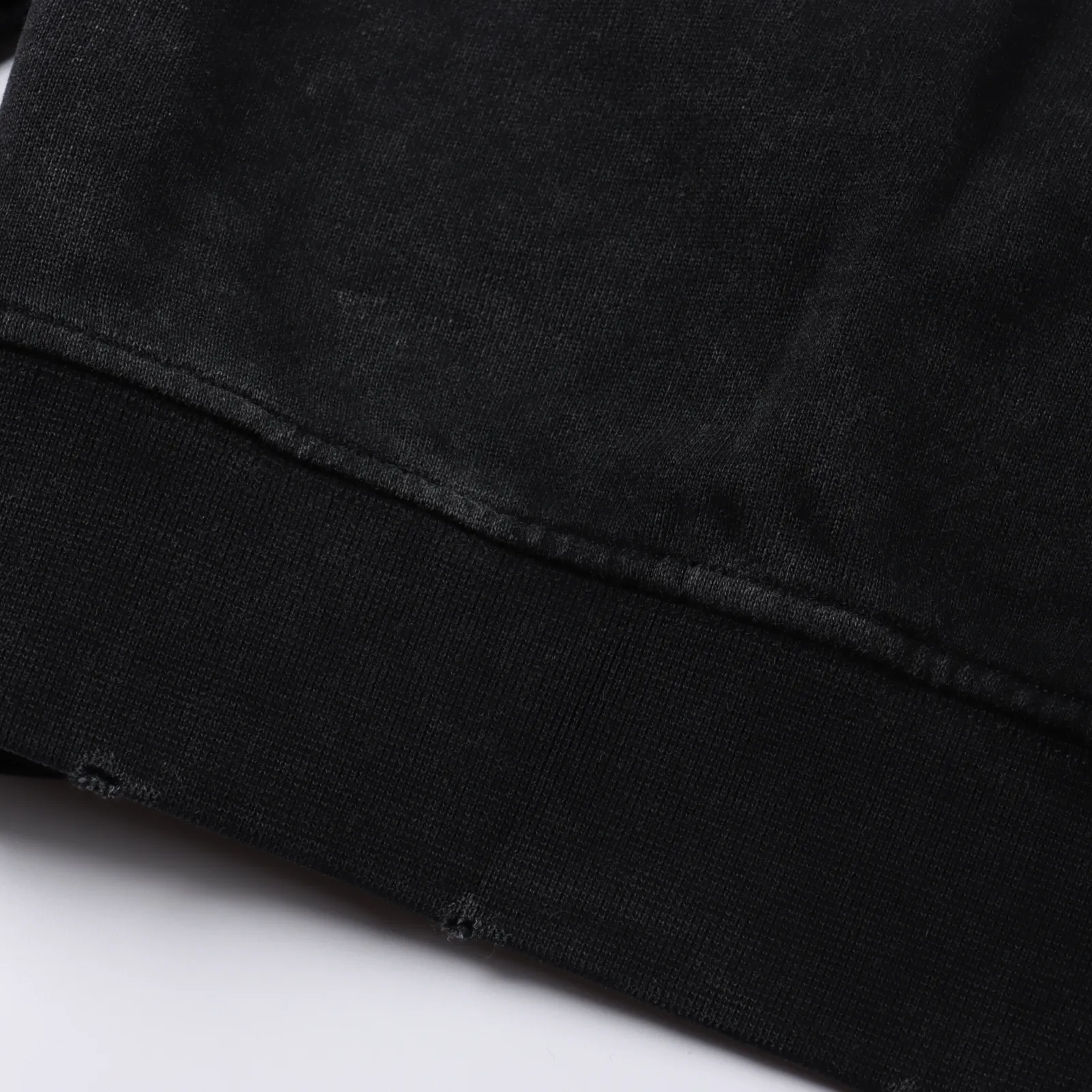 Alexander Wang/大王 漸變水洗凹凸字母圓領衛衣                定制高克重 針織棉面料精心製作，手感特別的紮實，質感拉滿，鬆軟細膩上身舒適，優越的吸濕排汗性能，不悶熱！