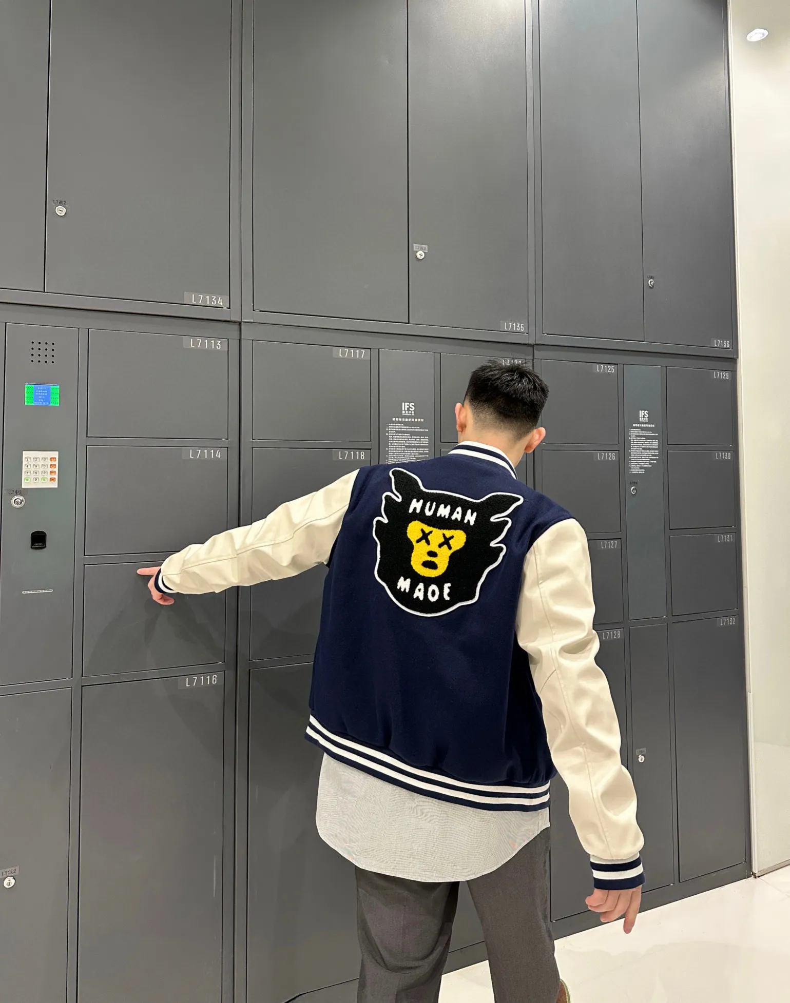 Human Made 拼接皮袖棒球棉服 面料採用克重超高的羊毛混紡材質,絎縫棉+彈絲斜紋面料加上內裡超厚的夾棉,不輸給棉服羽絨服的保暖程度,整件衣服最難調整到位的不是面料也不是什麼三標,而是這種刺繡細節,前前後後打樣不下6遍,顏色和字體及位置完全還原,後背刺繡為進口田島機萬針刺繡,針腳細細密密,整體走繡九萬針,冬天完全不用擔心冷,口袋布也採用了與里布同材質的彈絲斜紋面料,領口下擺定制彈力不起球,定制的鋼琴烤漆質感銅扣,全套輔料五金水洗客訂,每一道縫每一針都要做到一公分4.5針,完美還原無差別,左右兩個米白PU皮包邊插袋,撞色的設計高級感十足,袖口和下擺螺紋均採用純棉密織,足夠硬挺不軟榻,前後除基礎的刺繡外,其他的細節也頗為豐富,第二顆釦子還是一顆愛心,落肩廓形的設計,滿足多人群的身材要求 Size:S-XL 編碼:AKA102782