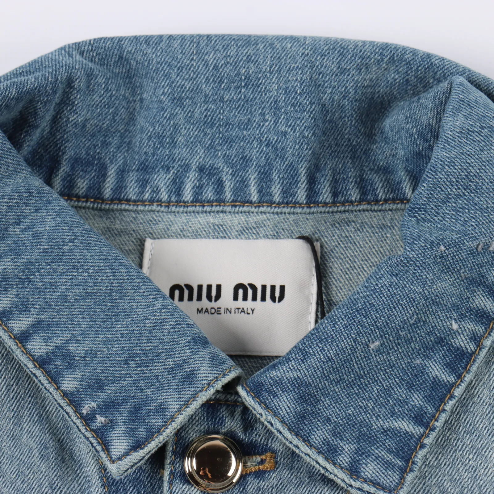 Miu Miu 24Fw Miu字母貼佈繡牛仔外套                純棉斜紋丹寧材質，由意大利進口高密度器械製造，原胚底不含氨綸幾乎無彈，傳達牛仔單品本身的拙樸質感，成衣還要經過水洗脫漿後才可後道進行鎖眼，面料先做洗水退漿洗水工藝反复需要3次才能還原原版顏色，形成做舊質感，色澤過度自然，用定制原衣刀模切割貼片字母，先車縫開模具手剪出形狀經過人逐個字母貼出來完美後用針車沿著邊緣車縫，開模定做的鈕扣亮鏡面，定制鈕扣，鈕扣單價費用就超出以往的鈕扣價格，一件衣服光鈕扣成本去到將近30，純手工縫製，非常慢，皮牌也是定做，壓花頭層牛皮標，每段工序都緊湊環環相扣的，對工藝技術要求嚴格，高品質要求出貨，成品自然美觀，定制輔料三標                Size：36 38 40 42                編碼：YIJ092563
