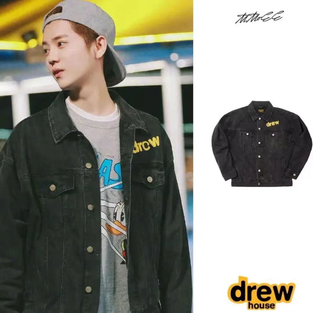 drew house 24ss植絨笑臉牛仔外套 印花工藝牛仔衣後背立體drew笑臉圖案為高頻電壓高頻電壓需要在印花背面塗一層矽膠,保證其立體效果並起到加固作用 勾紗拉毛石墨硝素重漂洗成衣噴馬騮由四重工藝疊加打造而成 整套工藝下來衣物呈現出非常自然的懷舊效果,並且因工藝導致在自然的狀態下會加速氧化越放越舊隨著時間的推移會越來越有味道 由於水洗工藝的隨機性和不規則性使出來的每一件衣物都不相同, 每一件都有自己獨特的味道獨一無二不可複制開模定制的 drew笑臉銅質工字扣,面扣經過氧化做舊處理修身版型設計 極具高街感 size:S-XL 編碼:XLA101082