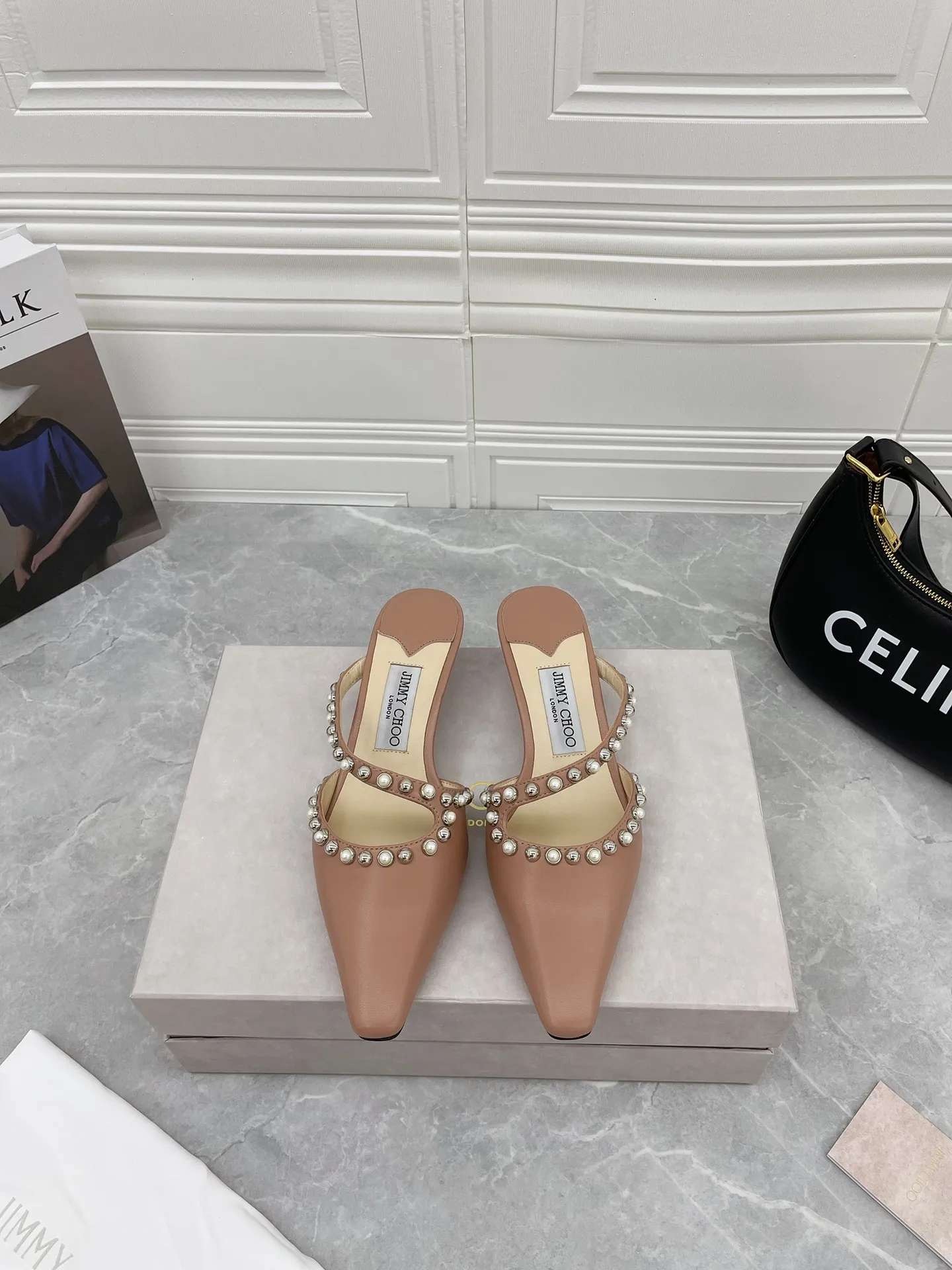 出廠： 【獨家頂級】JIMMY CHOO(吉米週)  經典《小方頭鉚釘單鞋》吉米周是一個非常全面之尊貴時尚生活品牌，香港，美國，等大時尚博主及明星的同款，簡直是美上天了，愛上優雅、愛上俏皮的未來感，光看一眼便想馬上擁有，但一雙精緻的高跟鞋確是可以想想滴，該系列專為超凡絕倫、無所謂的女士而設計，從而打造出別緻的整體效果，Jimmy Choo 設計出激發女性一往無前的產品彰顯魅力……❶面料：定制原版羊皮❷內裡：定制原版羊皮❸墊腳：定制原版羊皮          ❹大底：進口意大利原色牛皮底  ❺跟高：3.5cm ❻碼數：35-39(40定制不退換)   ❼包裝：原版全套包裝☀顏色：裸粉