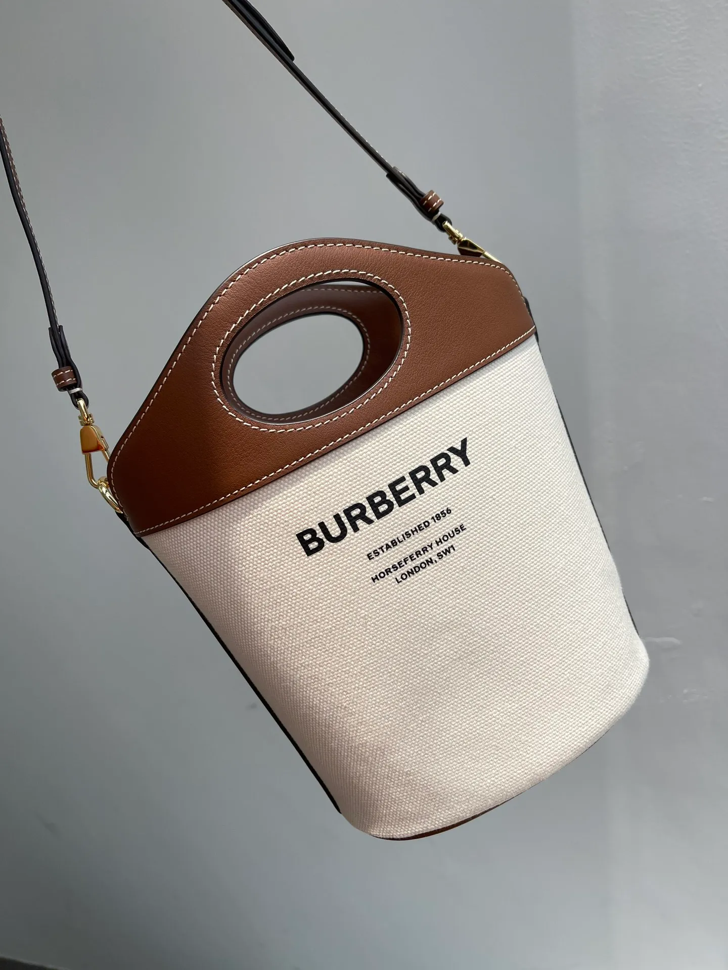 Burberry巴寶莉21新款帆布拼皮口袋手提水桶包,🉑️單肩斜挎包,21s秋冬全新款式,Bucket pocket小號水桶包,有別於之前的方正設計,更拿掉了Pocket元素,手袋採用標誌性的橢圓形剪裁。