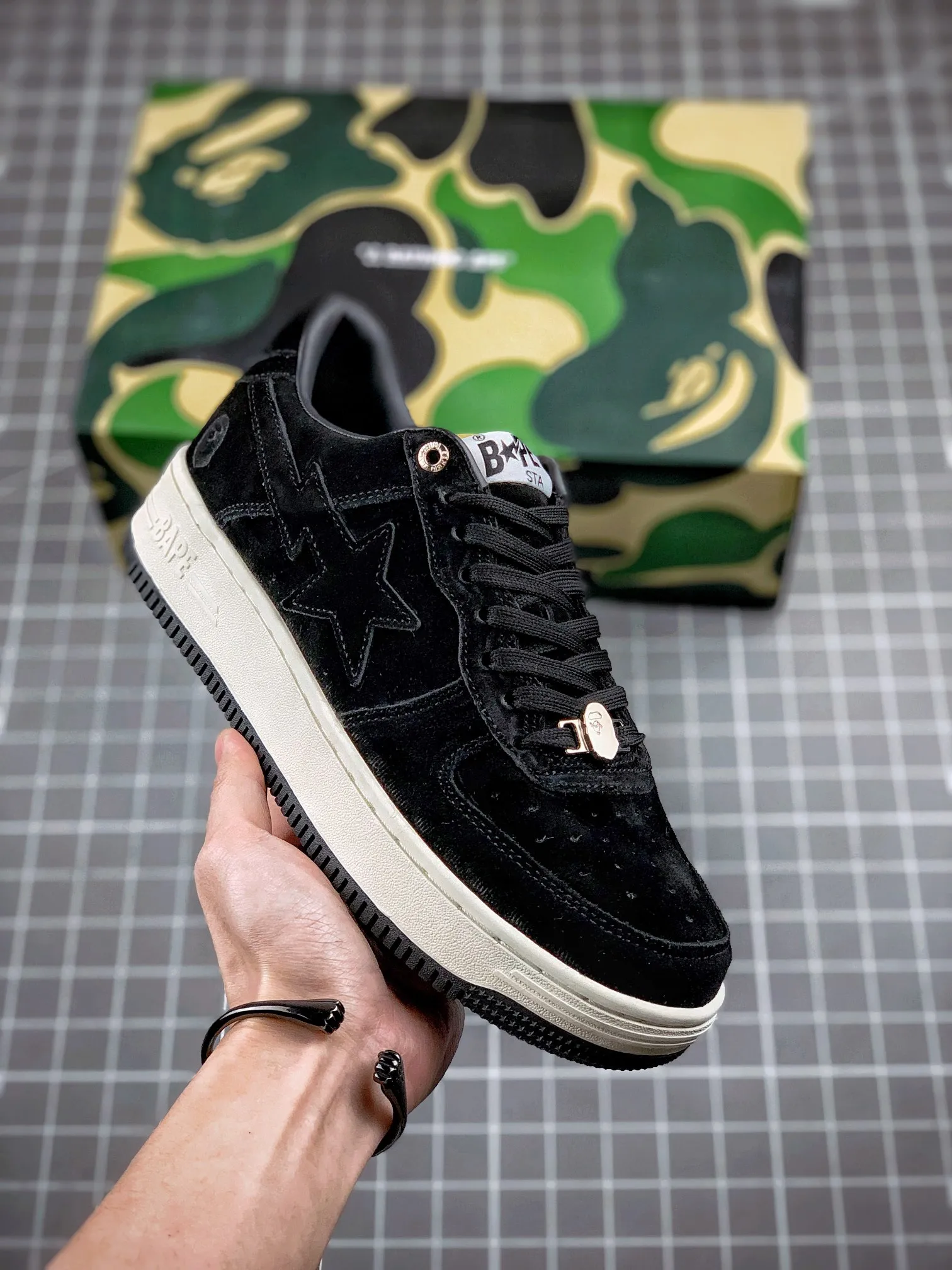 Human Made Bape Sta Sk8 To Nigo潮流教父Nigo猿人頭  大廠出品原裝頭層材料 獨家版型蒸餾加工帶來的是更好的視覺和腳感體驗大廠 品質出貨 清潔度 電繡工藝 皮料切割乾淨無任何毛邊 細節完美V尺碼：36 36.5 37.5 38 38.5 39 40 40.5 41 42 42.5 43 44 44.5 45
