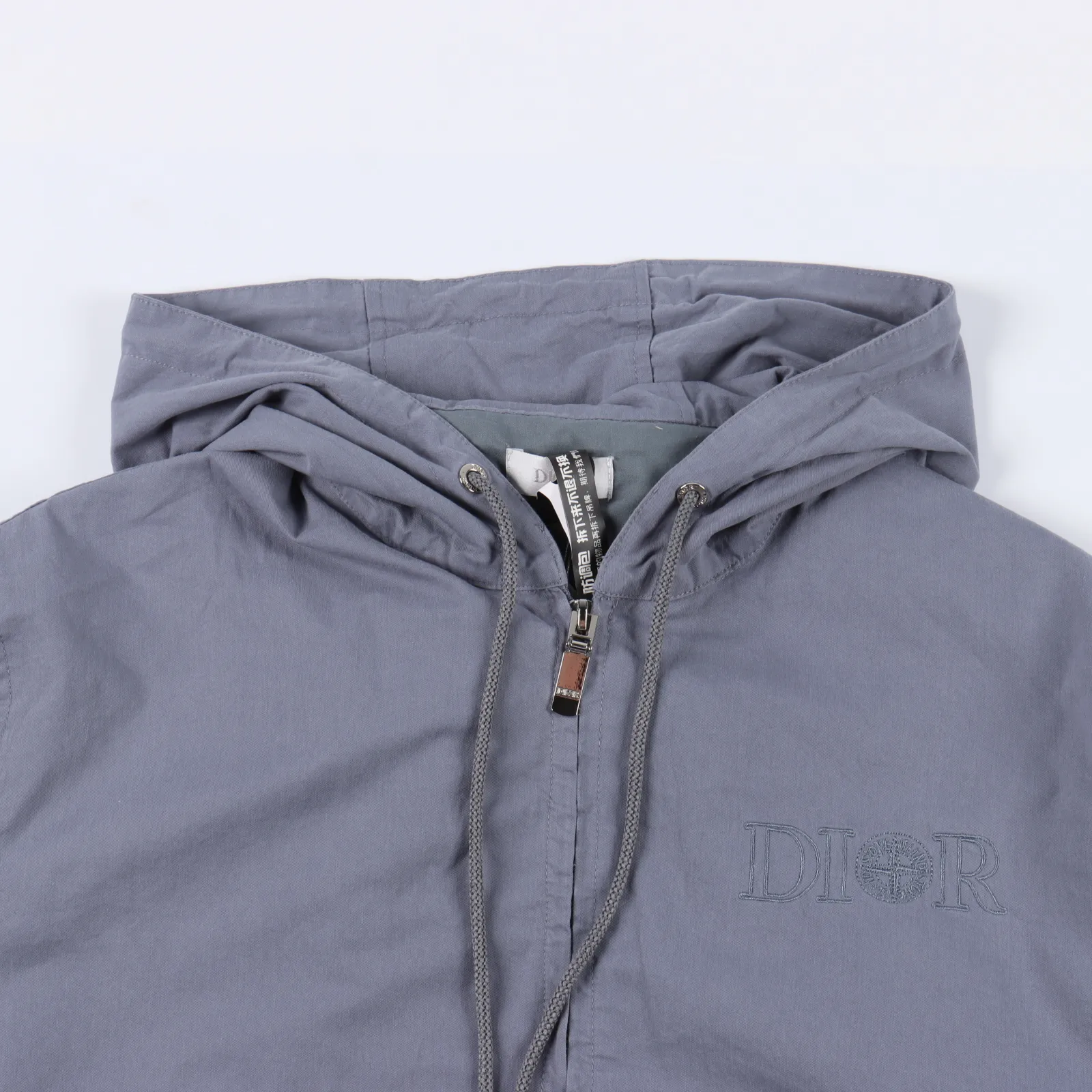 Dior迪奧 & Stone lsland 石頭島聯名 刺繡字母連帽風衣外套 定制定染純棉混紡材質,質感很柔軟,內裡同樣加一層混紡材質的里布,舒適透氣。