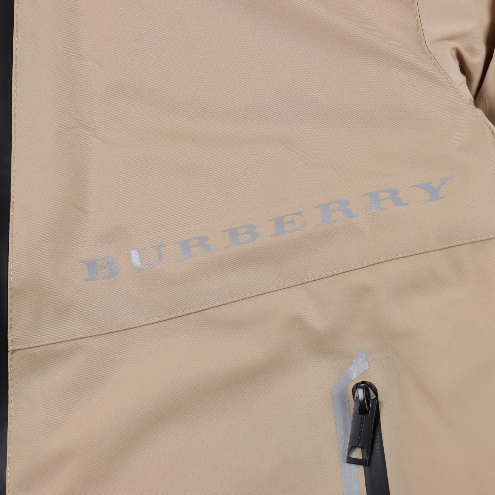 Burberry /巴寶莉 22Fw 手臂矽膠徽章羽絨服 採用科技面料製作而成,原版1:1定制經典老花格紋拉鍊側邊帽子內襯,胸前滴膠工藝字母logo印花,國標90%純白鴨絨,充絨量足足370g,原代加工廠出品電鍍五金,按扣+獨立拉鍊雙重保證!