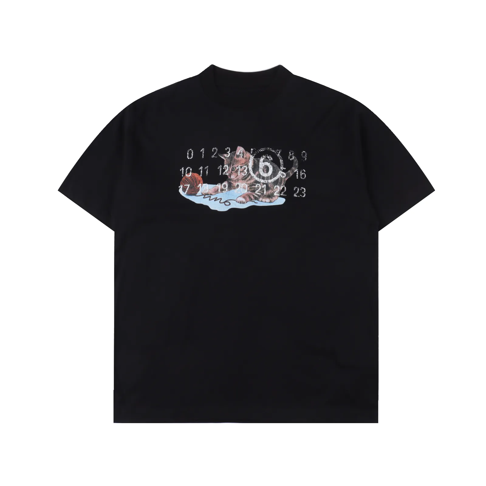 Maison Margiela/馬吉拉 24ss 貓咪數字印花短袖                面料採用260克精梳純棉新疆棉汗布面料，表面除毛處理，面料質感沒有一點加滌的廉價滑膩感，是一種很熟悉的布料本質觸感，到手就能感受到親膚軟糯的質感，加寬領口領口螺紋部分同樣棉含量，高於常規螺紋一摸就能在手感和彈力方面，感受的出來的領口弧口不會磨脖子舒適度優秀，胸口貓咪印花實力畫師+多達二十多次的數碼機器修改，最原汁原味的色彩及圖像還原技術，採用原樣一致的印花工藝，先用進口膠漿打底然後數碼直噴，水洗牢度非常高，手感極佳，質感高級色彩還原不用擔心有任何膠漿感，廓形落肩版型這款的袖口跟常規落肩袖口的剪裁不同，腋下會有些許收口，這樣上身的版型會更顯示肩胸的輪廓更好看，此款袖口以及下擺的走線非之前常規的6MM針距，而是窄版的3MM針距，這個是很重要的一個細節，也是很多人忽略的，並且3MM的針距縫製難度也大大高於常規，MM6家很擅長化繁為簡，又不失高級感，基礎理念的先鋒酷感時髦融入經典基礎款之中，貓咪圖案視覺感簡約又Cool，單穿內搭都出圈，隨時提升日常衣品，相信在每個人的生活畫像中，都有一隻貓咪的存在，貓咪在生活也早已是治愈系的象徵，這是一種愜意舒緩的慢生活畫像，也是我們在快節奏生活中迫切所需要的一種調味劑                Size:XS-L                編碼：DIK091031