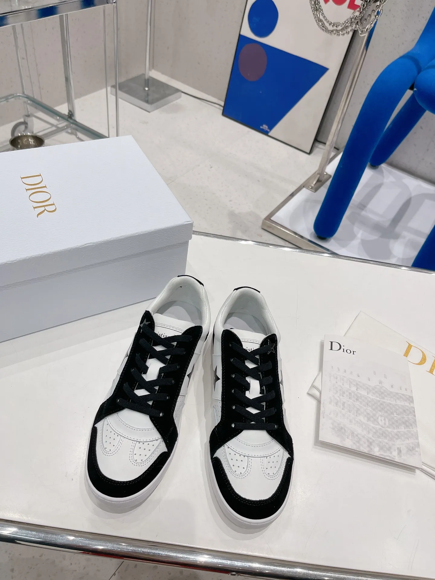 👟 一眼就愛上的小白鞋Dior2022秋季新款這款Dior Star運動鞋延續經久不衰的輪廓，採用白色牛皮革精心製作，所以上腳會特別的舒服哦飾以同色調絨面革鑲片金屬星星裝飾鞋帶孔眼，提升格調。