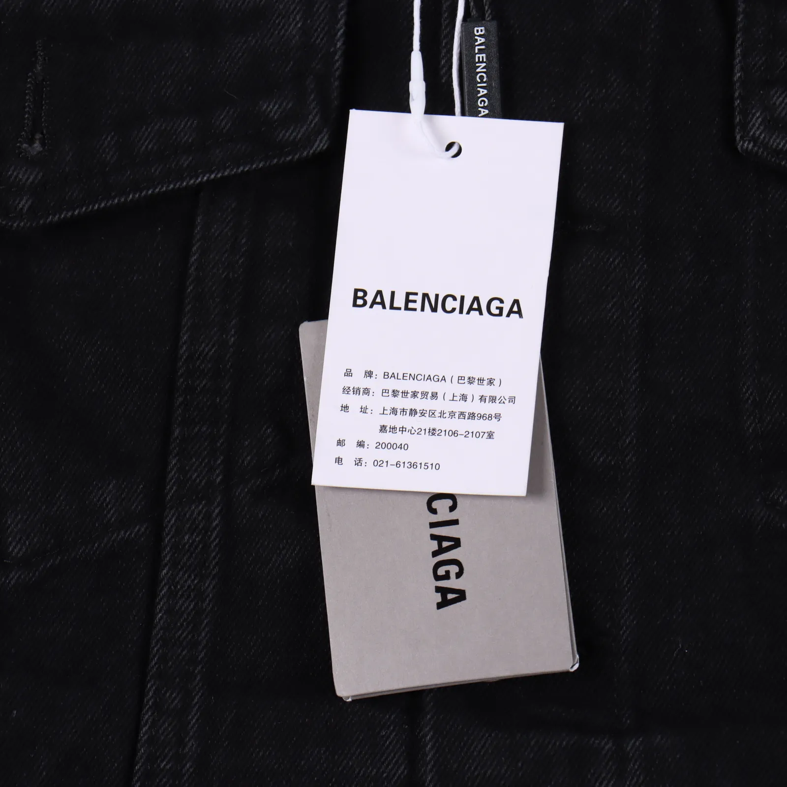 Balenciaga X Adidas 聯名款條紋邊水洗牛仔外套_CM_2Balenciaga X Adidas 聯名款條紋邊水洗牛仔外套                精工水洗的牛仔麵料，還降低了牛仔的硬度，上身更加舒適親膚，有夾克的外形脛骨，也有運動衣的舒適體感                做舊的水洗藍，淡淡的複古感，顏色很乾淨，很有腔調，顏色也是很高級的那種，高品質的就是不一樣，後背經典字母印花裝飾，簡約而不簡單，藍白的撞色，更加了視覺衝擊感寬鬆的os版型，上身寬鬆，不挑身材的同時完全不會鬆垮，很好的修飾腿型，上身腔調十足無需多考慮，閉眼收就OK啦!                size：S-XL                編碼：AKA101403
