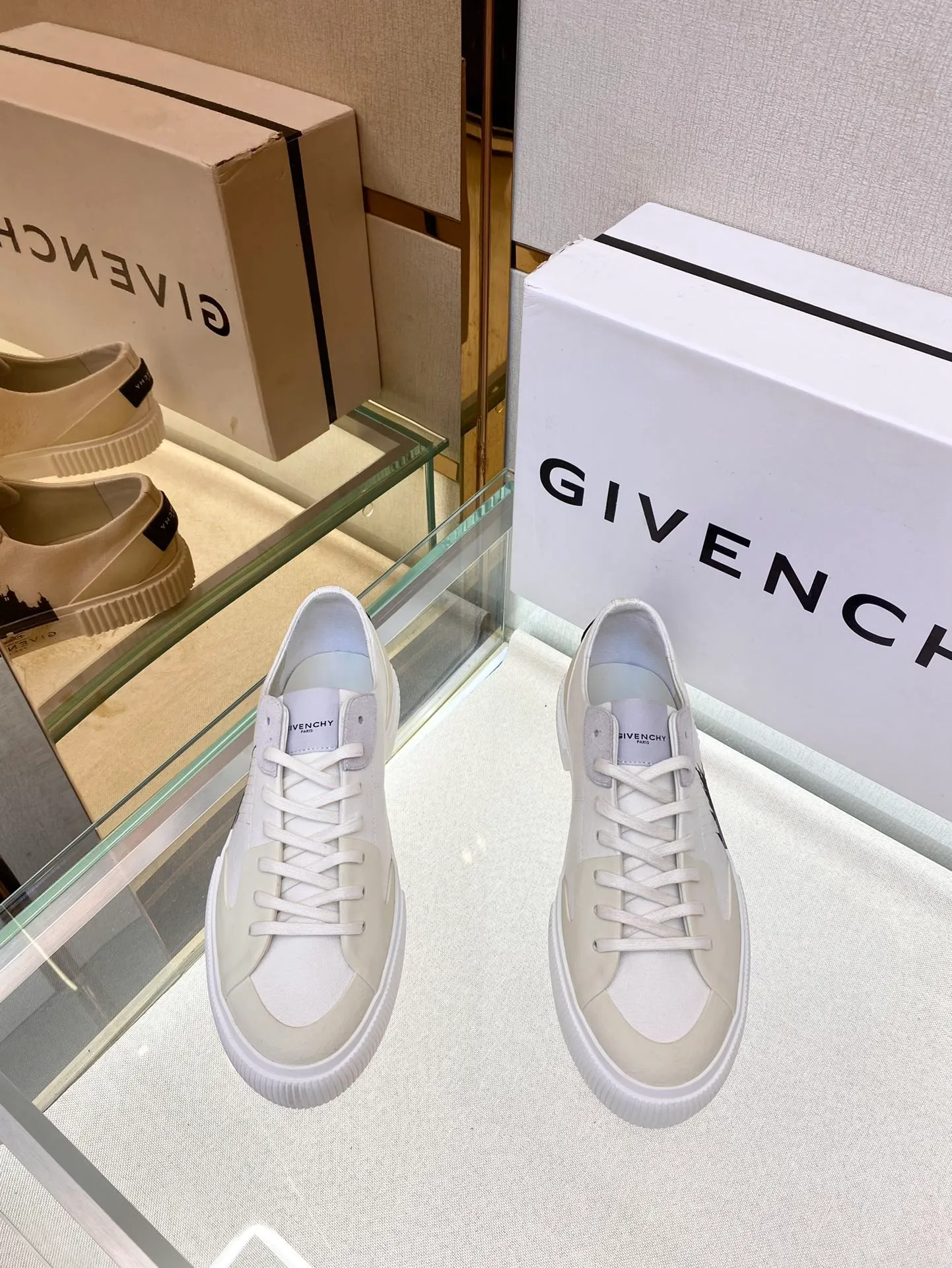 頂級版本Givench*新品板鞋牛皮CITY運動鞋  採用進口牛皮打造，鞋舌金屬銘牌鐫刻GIVENCH* LOGO。
