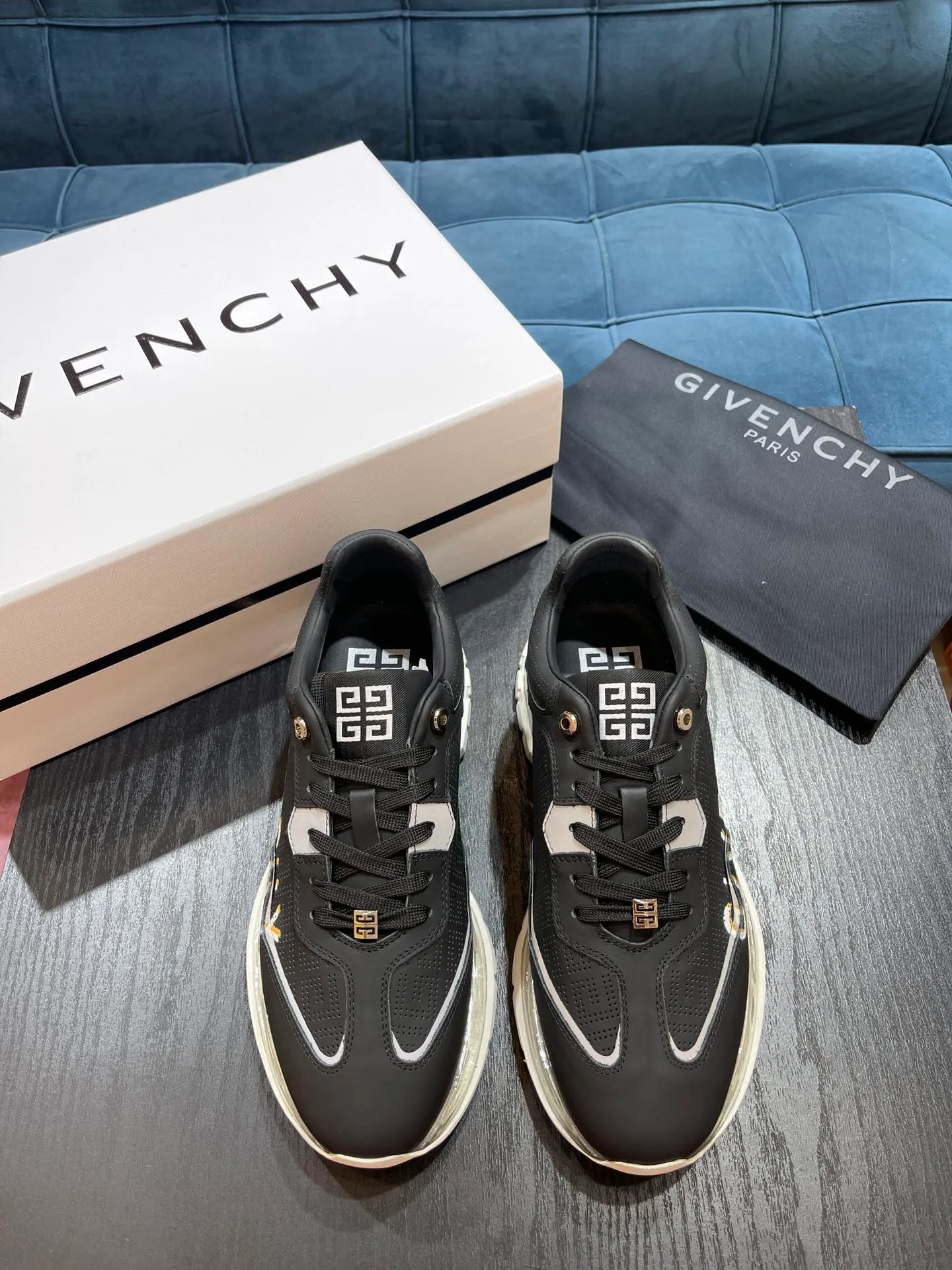頂級版本Givench*———高端精品 Size：39-44（38.45定做）G~V新品時尚潮流運動休閒鞋，鞋面選用進口頭層牛皮、進口牛裡，大底採用TPU氣墊大底，更耐磨更輕更舒適！