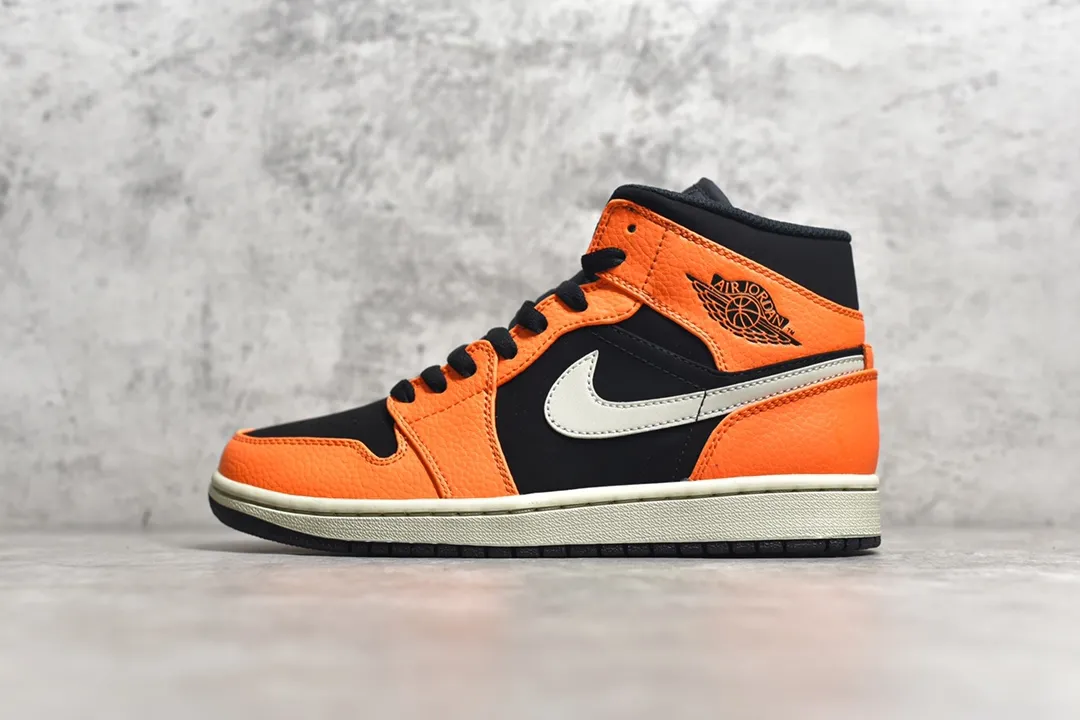 新貨🚀#獨家 市面唯一純原級別 Air Jordan 1 MiD 價格定位良心 幾十個配色陸續出 平台專用代工流水線出品 一眼公司既視感 拿到手的一瞬間就與眾不同 碾壓市面所有版本 認准細節 全部原鞋開發 每一個配色都會採購原鞋確認細節 打破市面看圖做貨無好貨之說 細節精確 所有配色原數據檔案開發 SIZE：35.5/46
