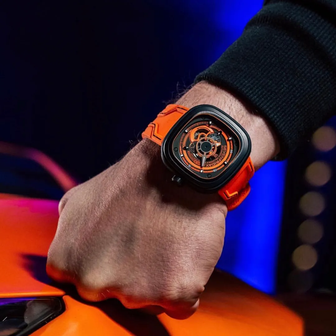 SEVENFRIDAY /07 KUKA III 炫目登場再現獨特黑橙色彩充滿視覺衝擊的機械錶盤作為SEVENFRIDAY表迷們最津津樂道的系列之一，KUKA系列從KUKA機器人獲得靈感。