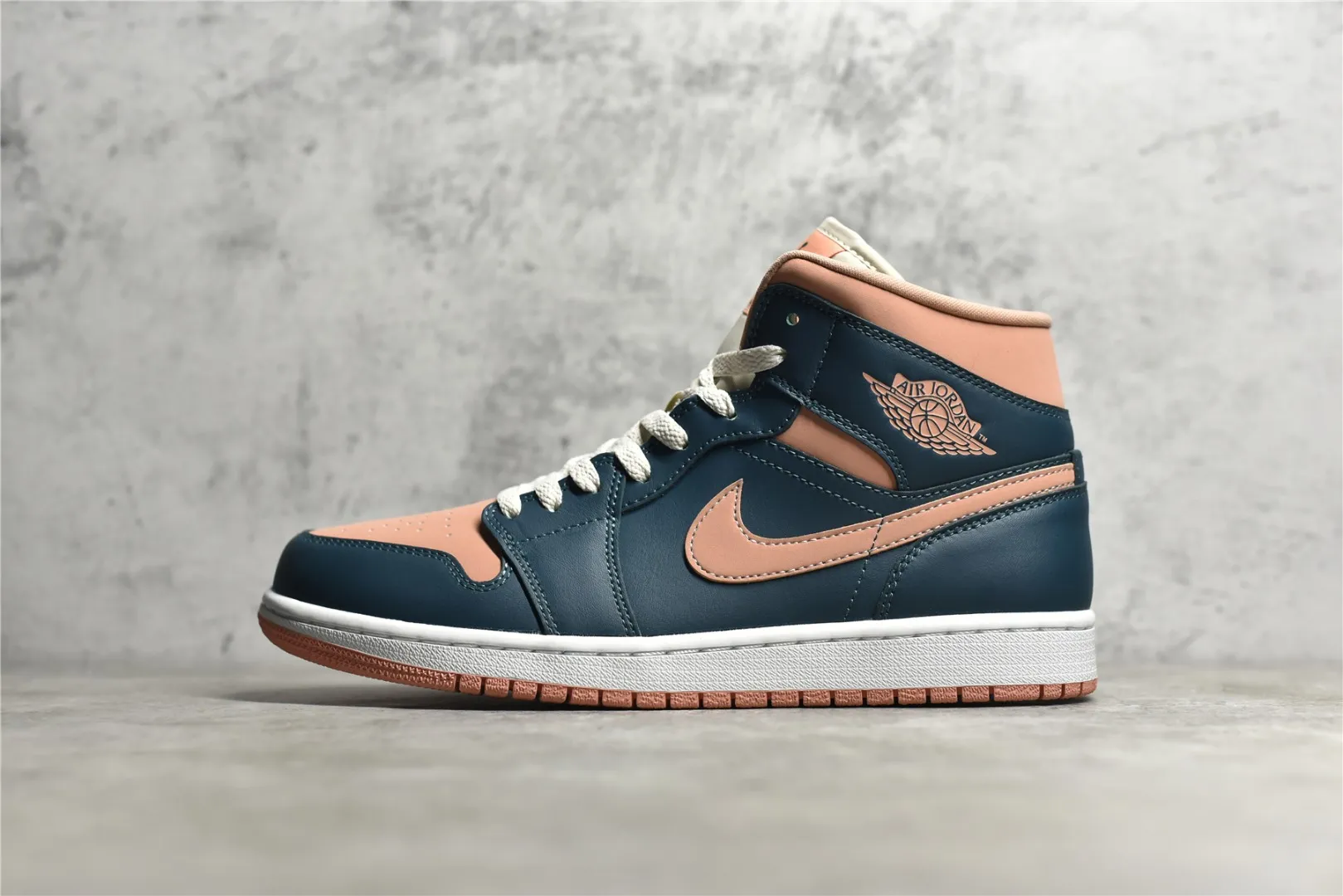 Air Jordan 1 MiD 藍橙 出爐 價格定位良心 幾十個配色陸續出 一眼公司既視感 拿到手的一瞬間就與眾不同 碾壓市面所有版本 認准細節 全部原鞋開發 打破市面看圖做貨無好貨之說 細節精確 所有配色原數據檔案開發 SIZE：35.5/42