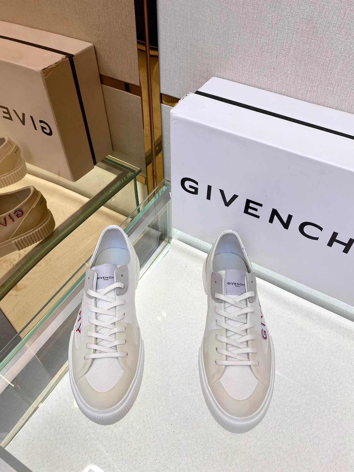 頂級版本Givench*新品板鞋牛皮CITY運動鞋  採用進口牛皮打造，鞋舌金屬銘牌鐫刻GIVENCH* LOGO。