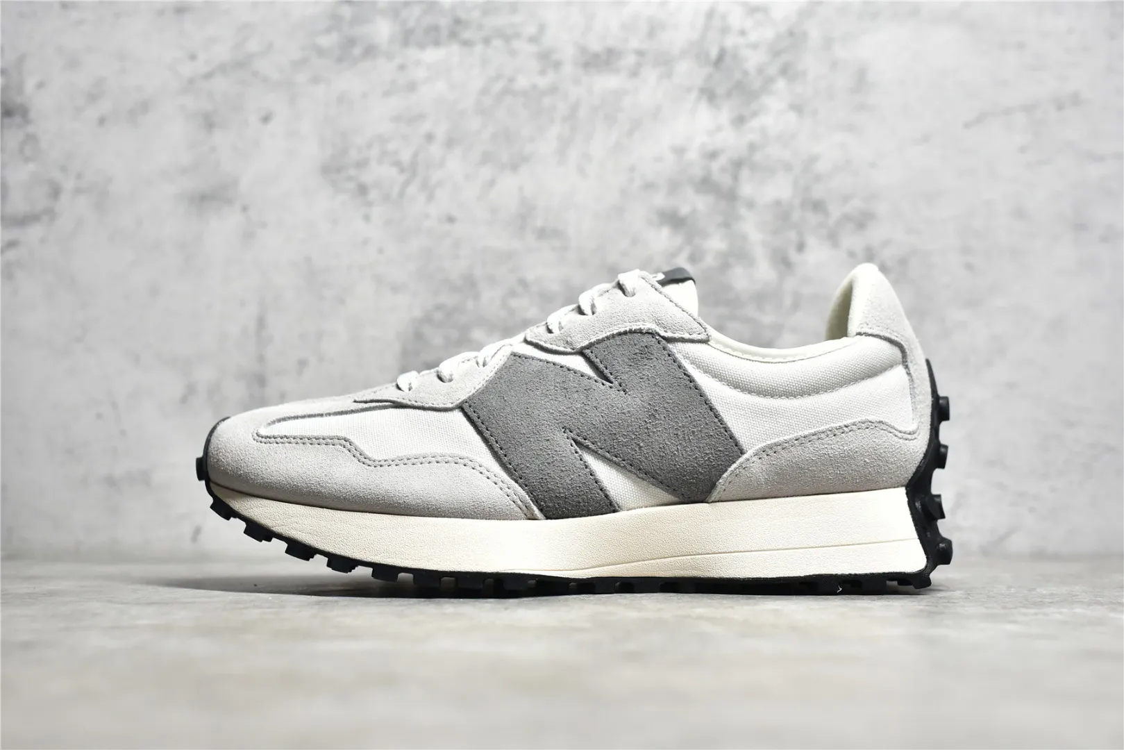 ▪️覓貨權威實拍💯#CACBB9新貨🚀#M版 純原級別 New balance 新百倫 MS327 灰白 運動休閒跑步鞋 全新貨 天花板 原鞋原紙板檔案 原廠皮料 包括所有輔料 織嘜 鞋墊 鞋帶 鞋標 車線等都是原廠 再多的文案 不如眼見為實 獨家優勢控貨 歡迎各位老闆報樣主推 尺碼:36 37 37.5 38 38.5 39 40 40.5 41.5 42 42.5 43 44 44.5 45 45.5