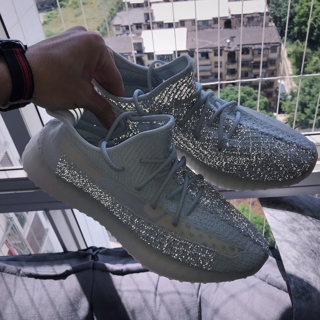 ▪️反光效果Yeezy 350V2 Cloud white 新冰藍/泛藍限定 滿天星