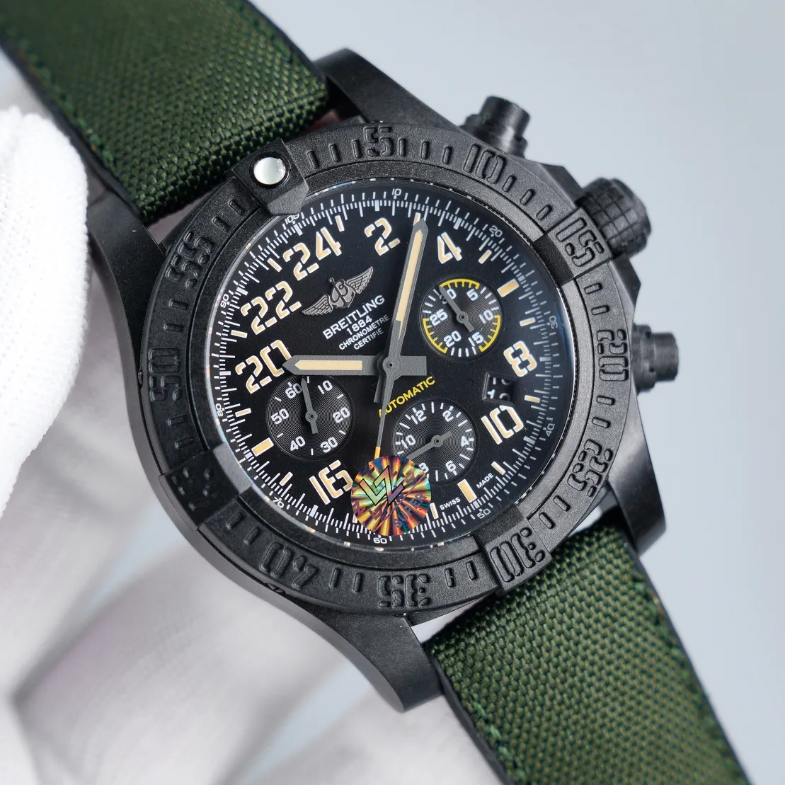 💎 百年靈 Breitling 原裝一比一的碳纖維紋路 究級新作 百年靈復仇者颶風系列45mm計時碼表兩年前購入原裝拆解檢驗，經製表師多次努力，終破解沿襲Breitlight®材質，Breitlight®一種熱塑性樹脂，具有耐高溫的優良特性，將聚碳酸酯與碳纖維複合，材料比鈦金屬輕3.3倍，比精鋼輕5.8倍，但卻更加堅固，摔不爛！