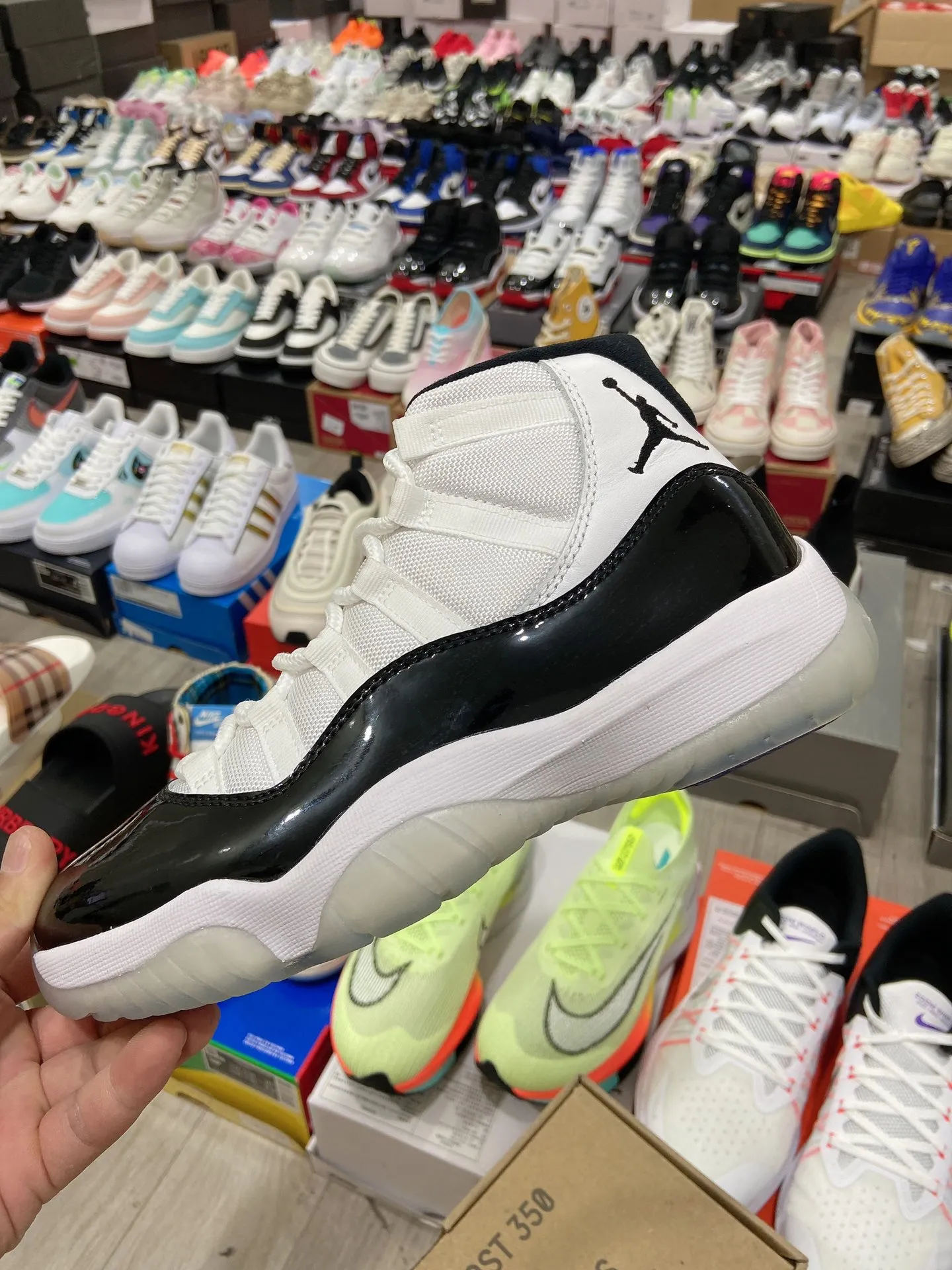高版本真碳喬丹 Air Jordan 11 “Bred” 喬11黑白 經典的黑白主題不用多說,公牛隊的象徵深入人心,鞋身將以大漆皮的設計呈現,與前幾年發售的所有 Air Jordan 11 採用相同的規格。