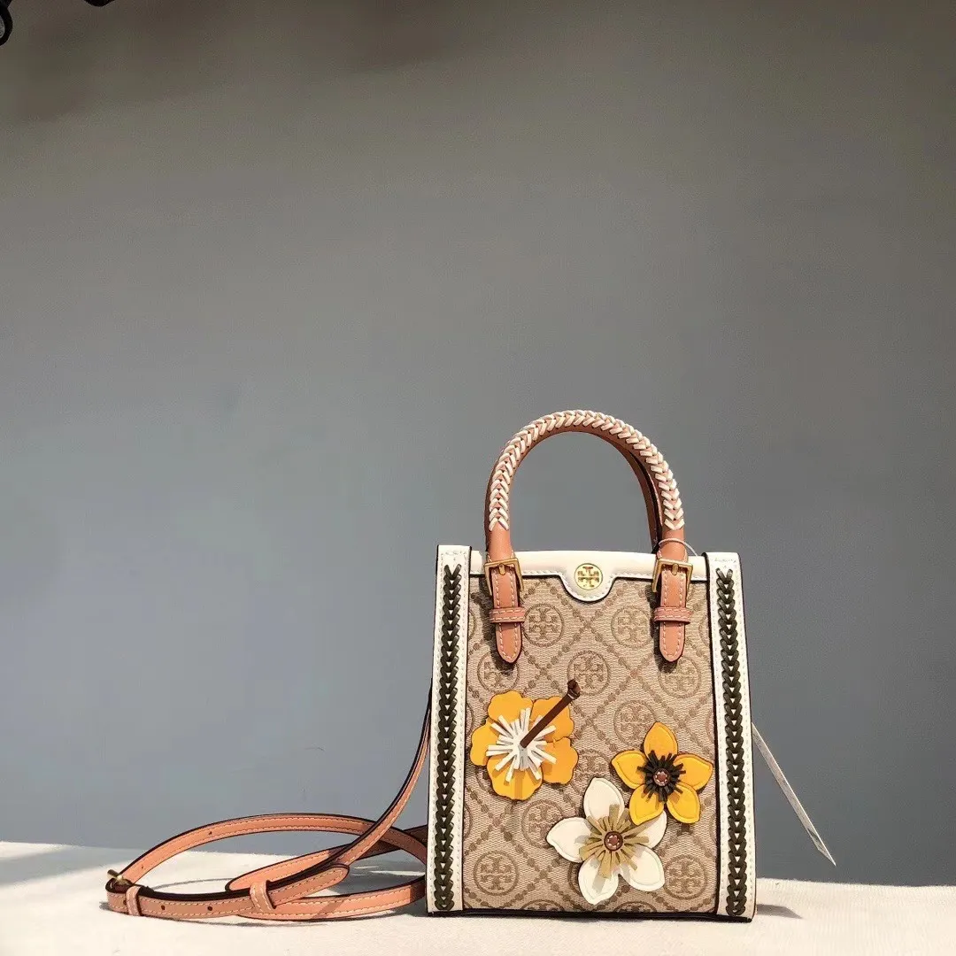TB最新款T MONOGRAM 迷你編織托特包全新 T Monogram 圖案受到經典購物袋的啟發，這款迷你托特包配以可拆卸斜挎背帶，可裝下日常隨身物品。